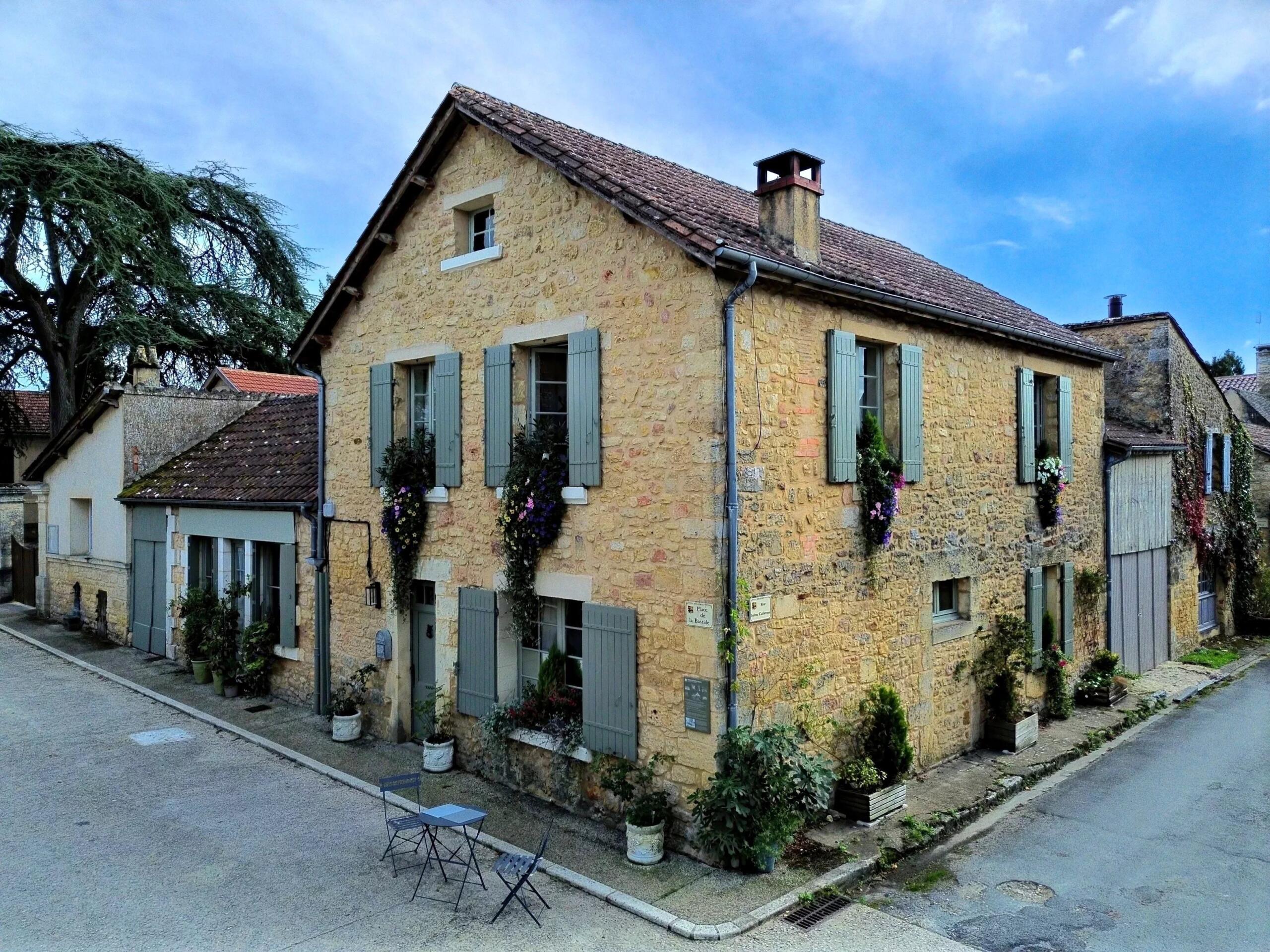 Charming and airy village cottage with private courtyard garden, Aquitaine – France – BVI83045