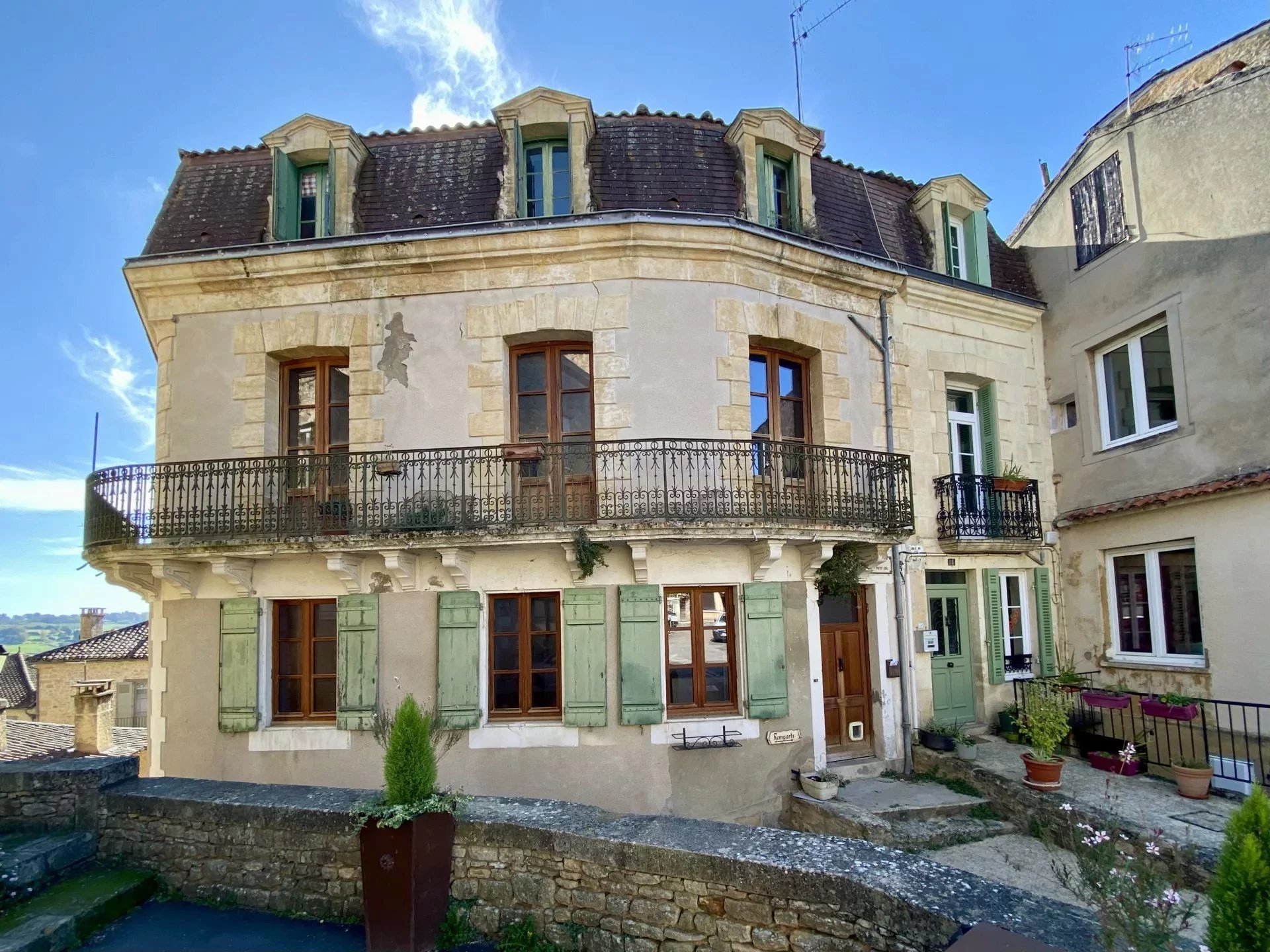 Authentic house in the heart of the charming village of Belvès, Aquitaine – France – BVI83040