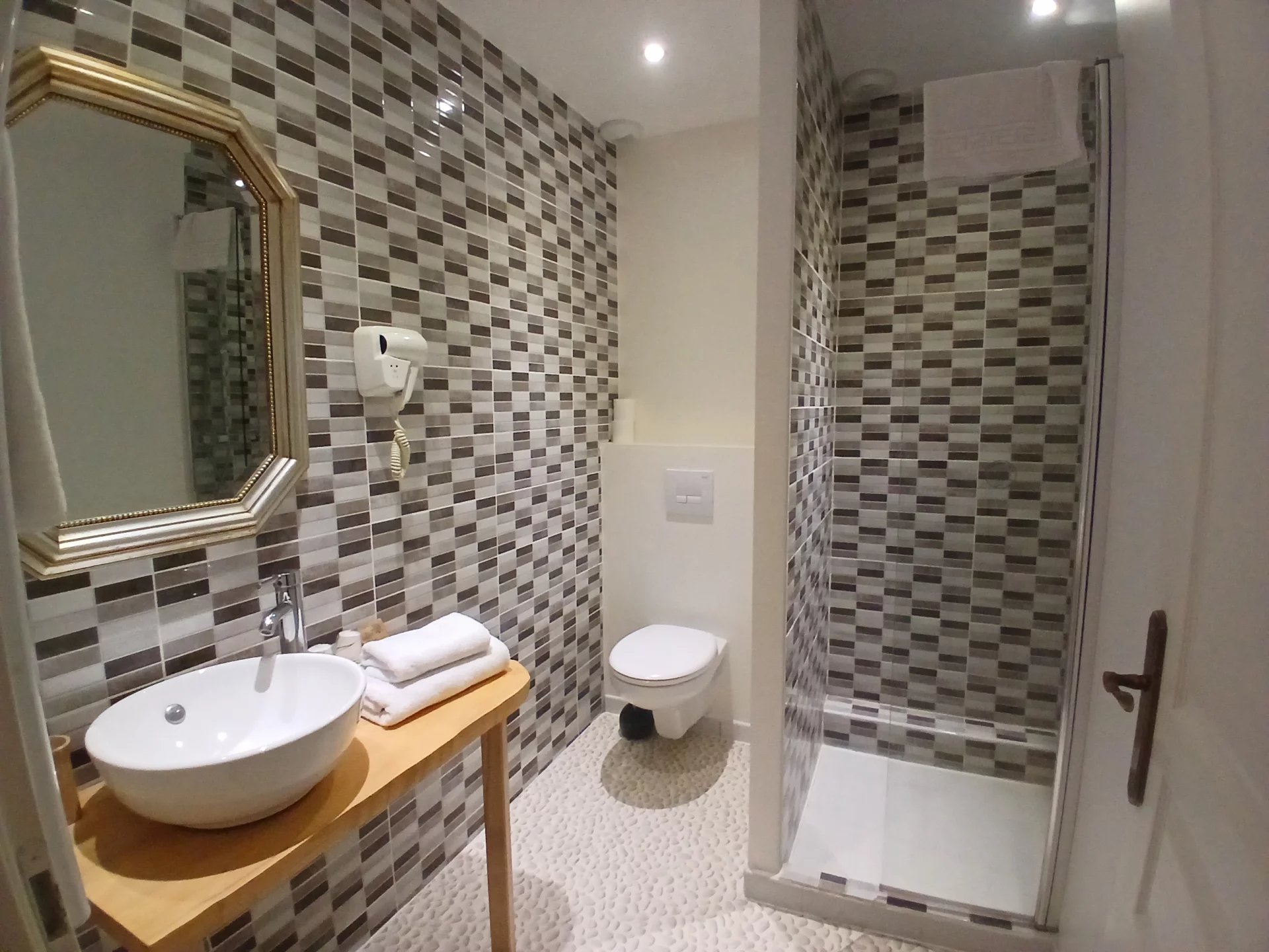 Large stone town house, prime location for bed and breakfast business, Aquitaine – France – BVI82379