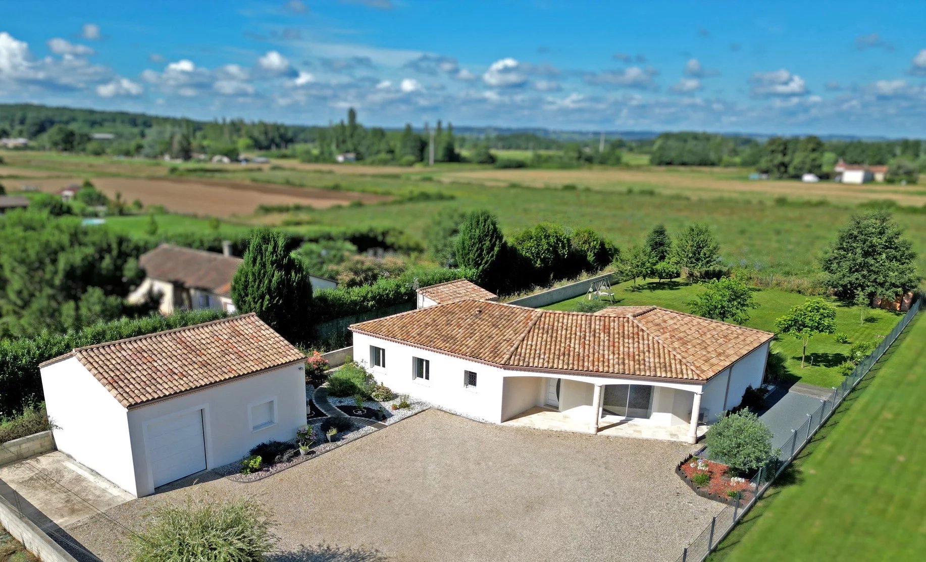 Bright single-storey modern home with garden and garage, Aquitaine – France – BVI83394