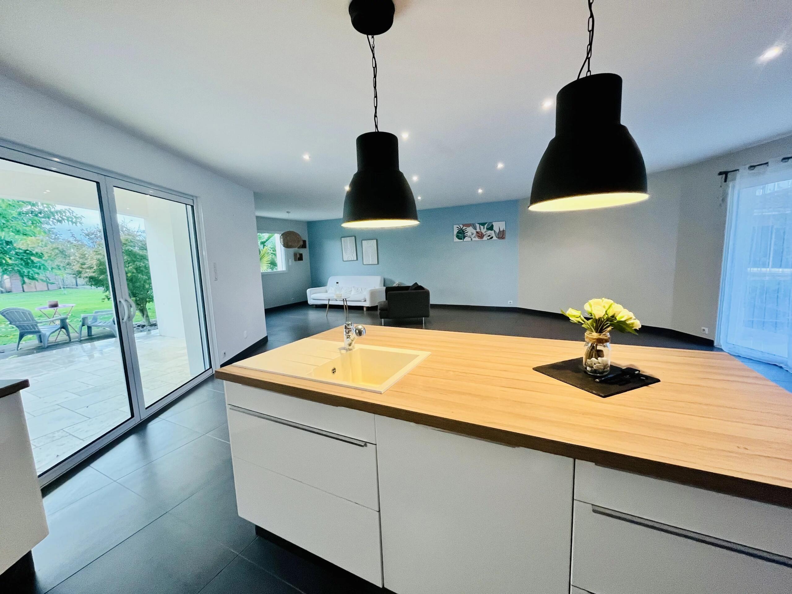 Bright single-storey modern home with garden and garage, Aquitaine – France – BVI83394