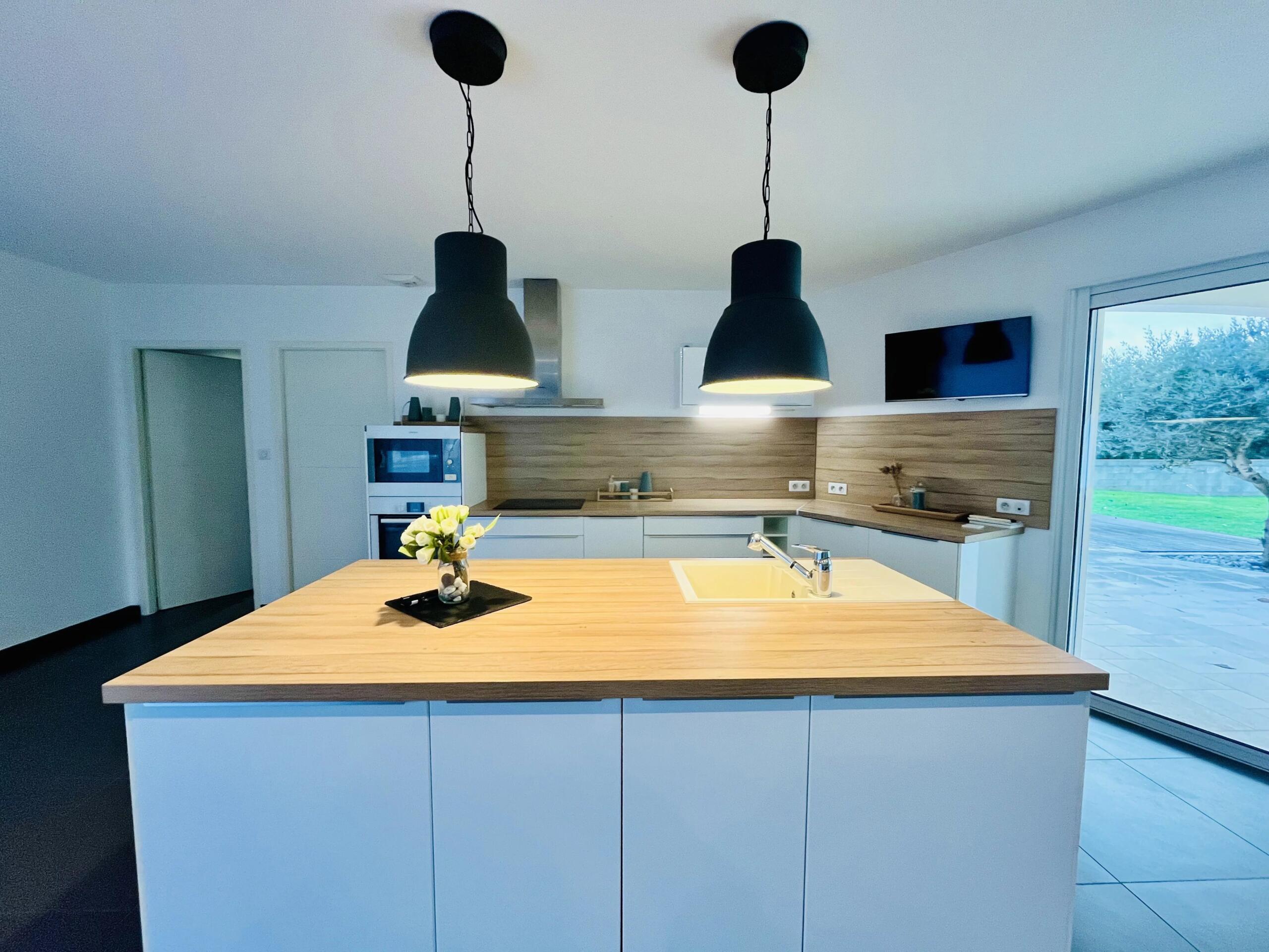 Bright single-storey modern home with garden and garage, Aquitaine – France – BVI83394