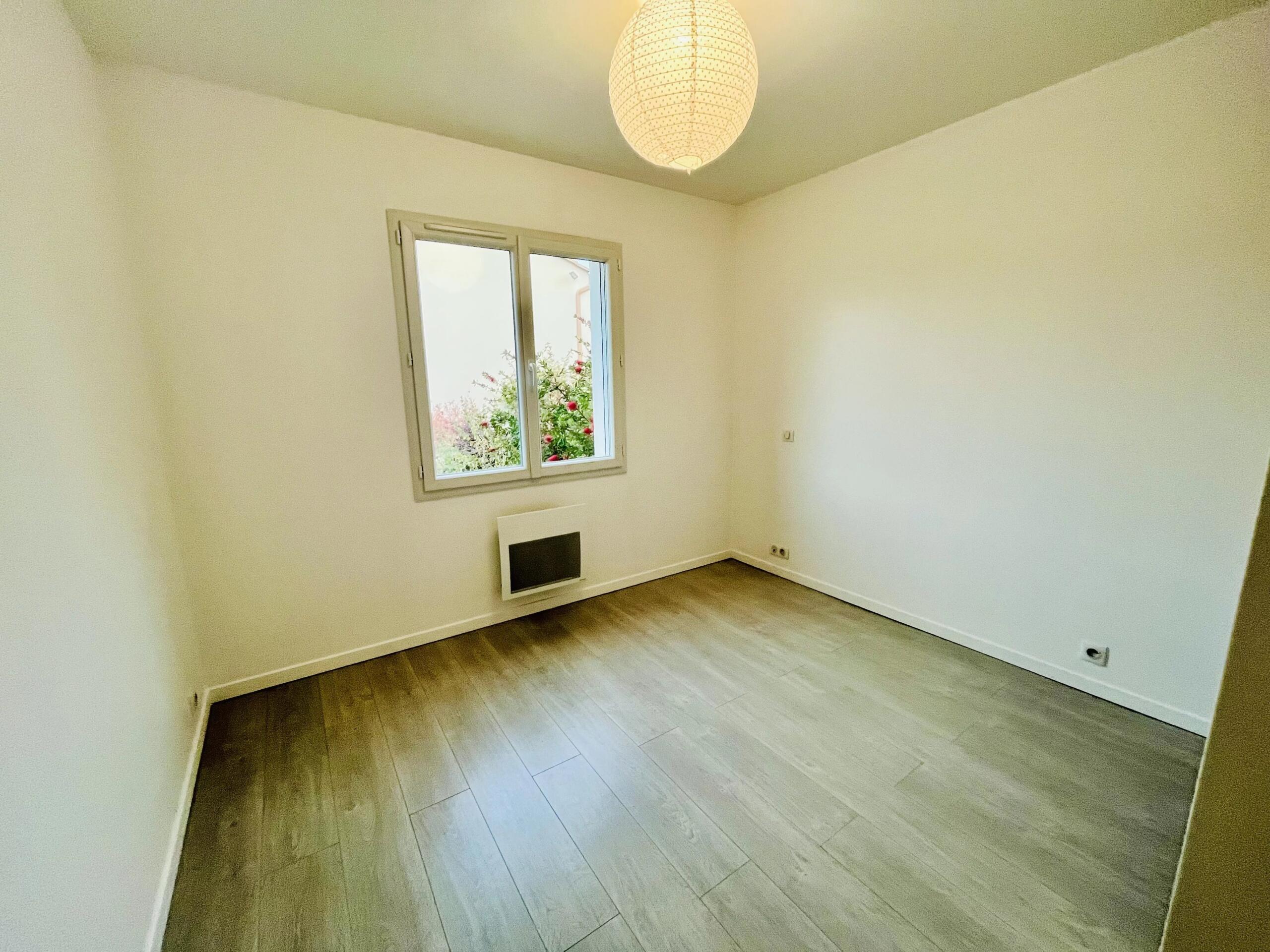 Bright single-storey modern home with garden and garage, Aquitaine – France – BVI83394