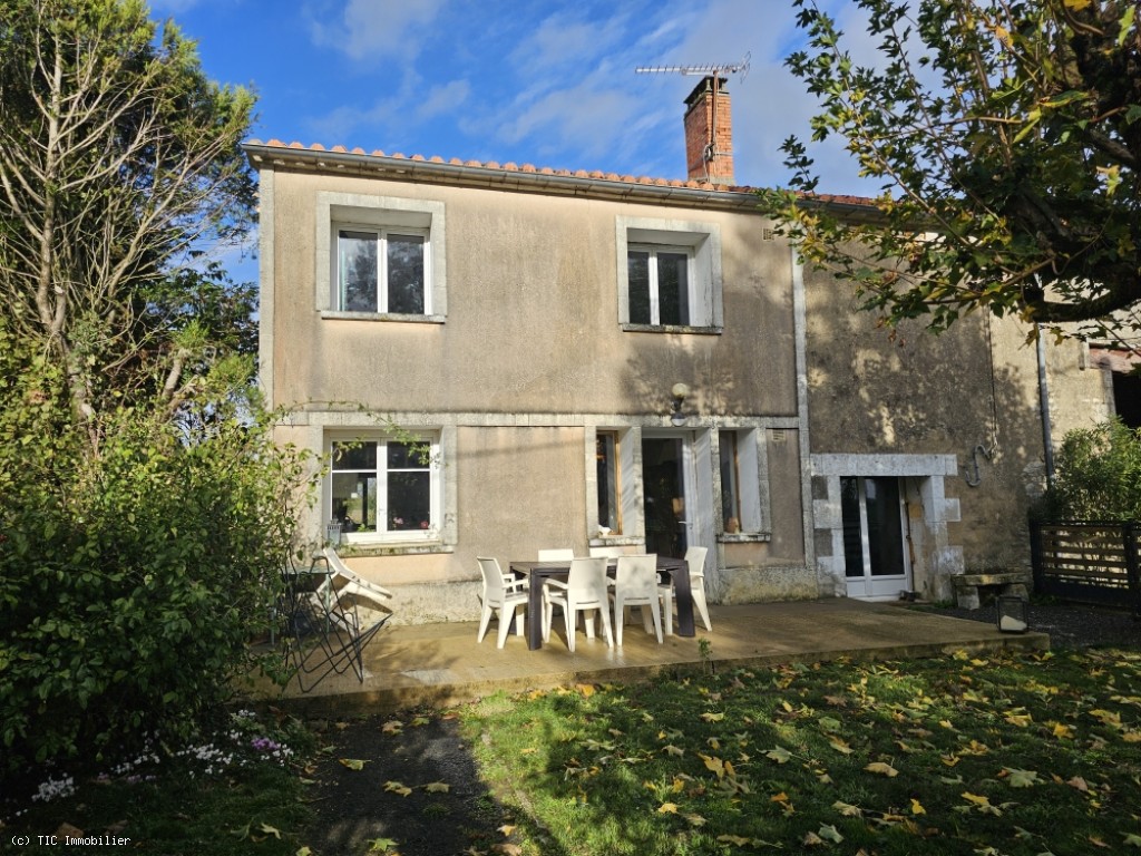 6 bedroom House in Aunac, France – r7385