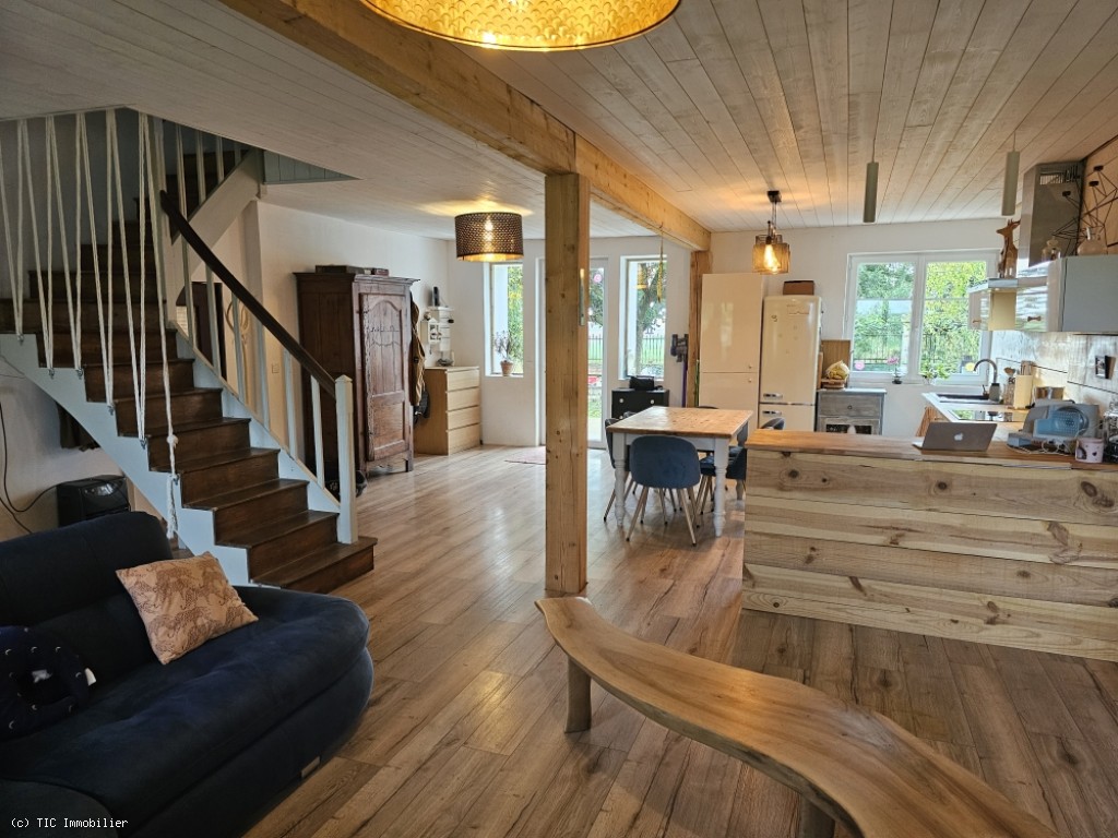 6 bedroom House in Aunac, France – r7385