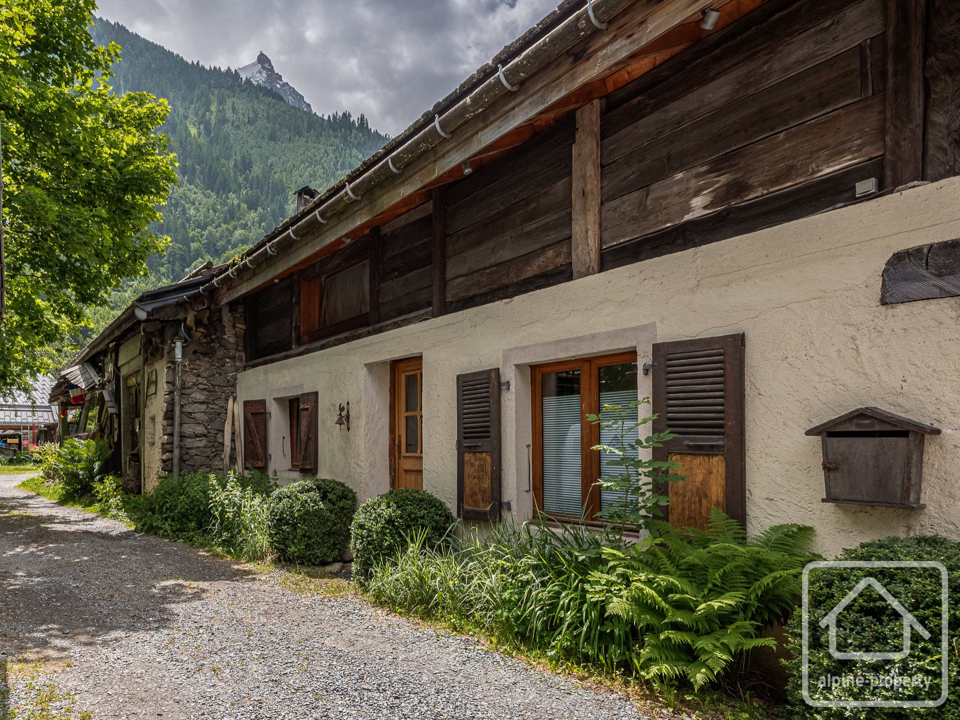 Traditional Renovated 1700s Farmhouse, With 5 En-suite Bedrooms, Vaulted Lounge, Sauna, Cave And Parking Located In Central Chamonix, A Two Minute Walk From The Aiguille Du Midi Lift. – FERME1705