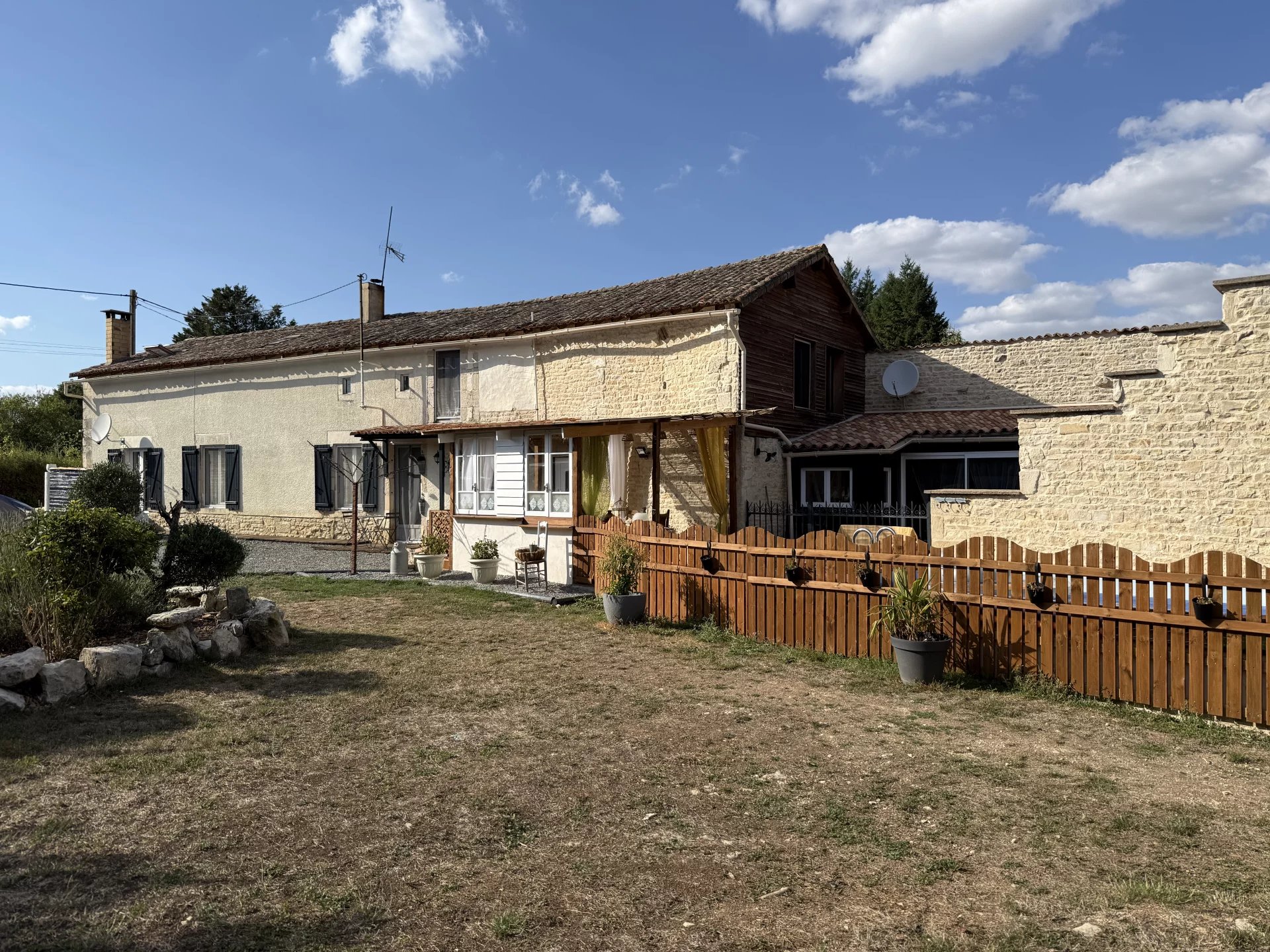 Beautiful spacious 4-bedroom home with attached large barn/Workshop, Poitou-Charentes – France – BVI82225