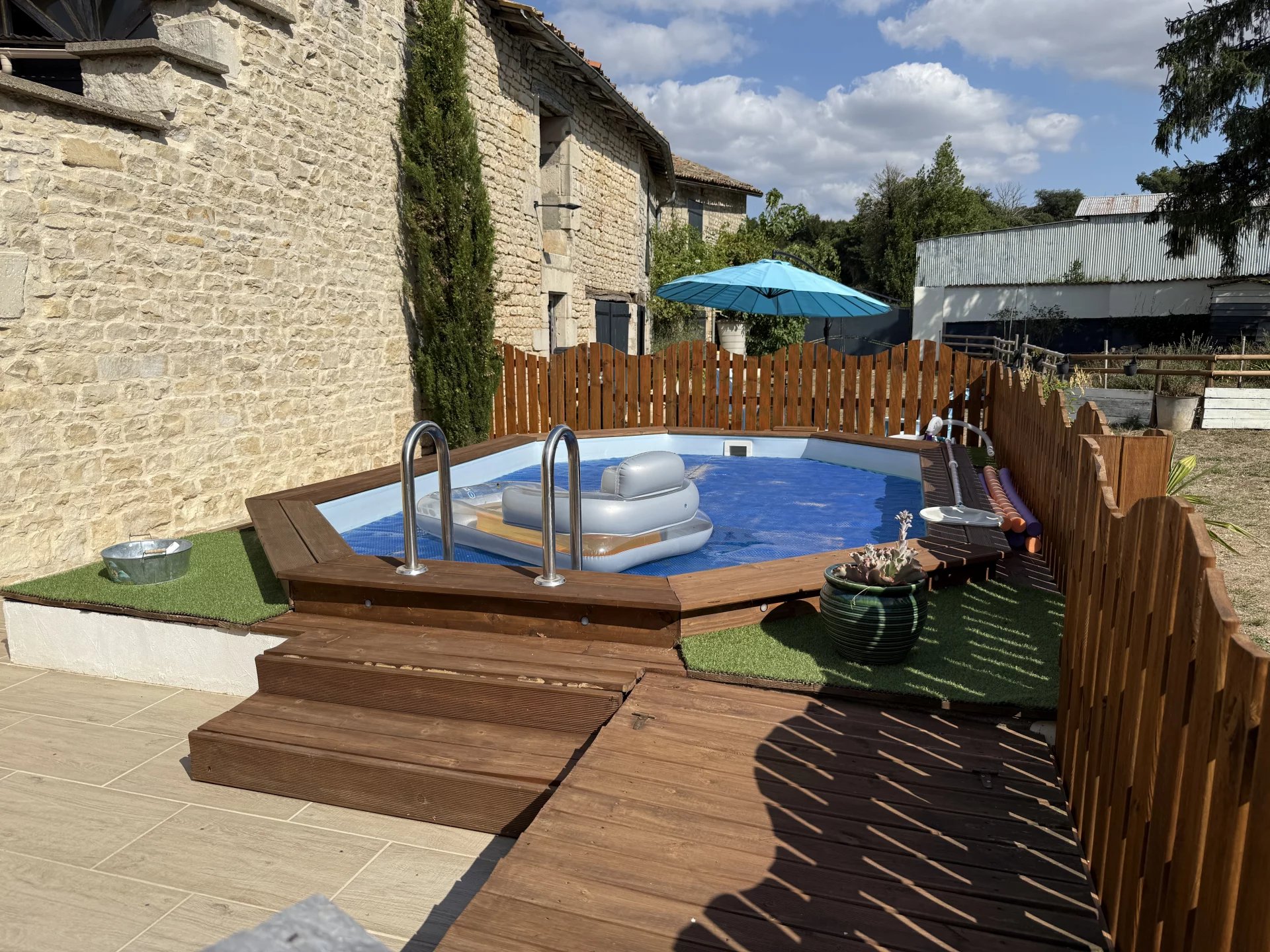 Beautiful spacious 4-bedroom home with attached large barn/Workshop, Poitou-Charentes – France – BVI82225