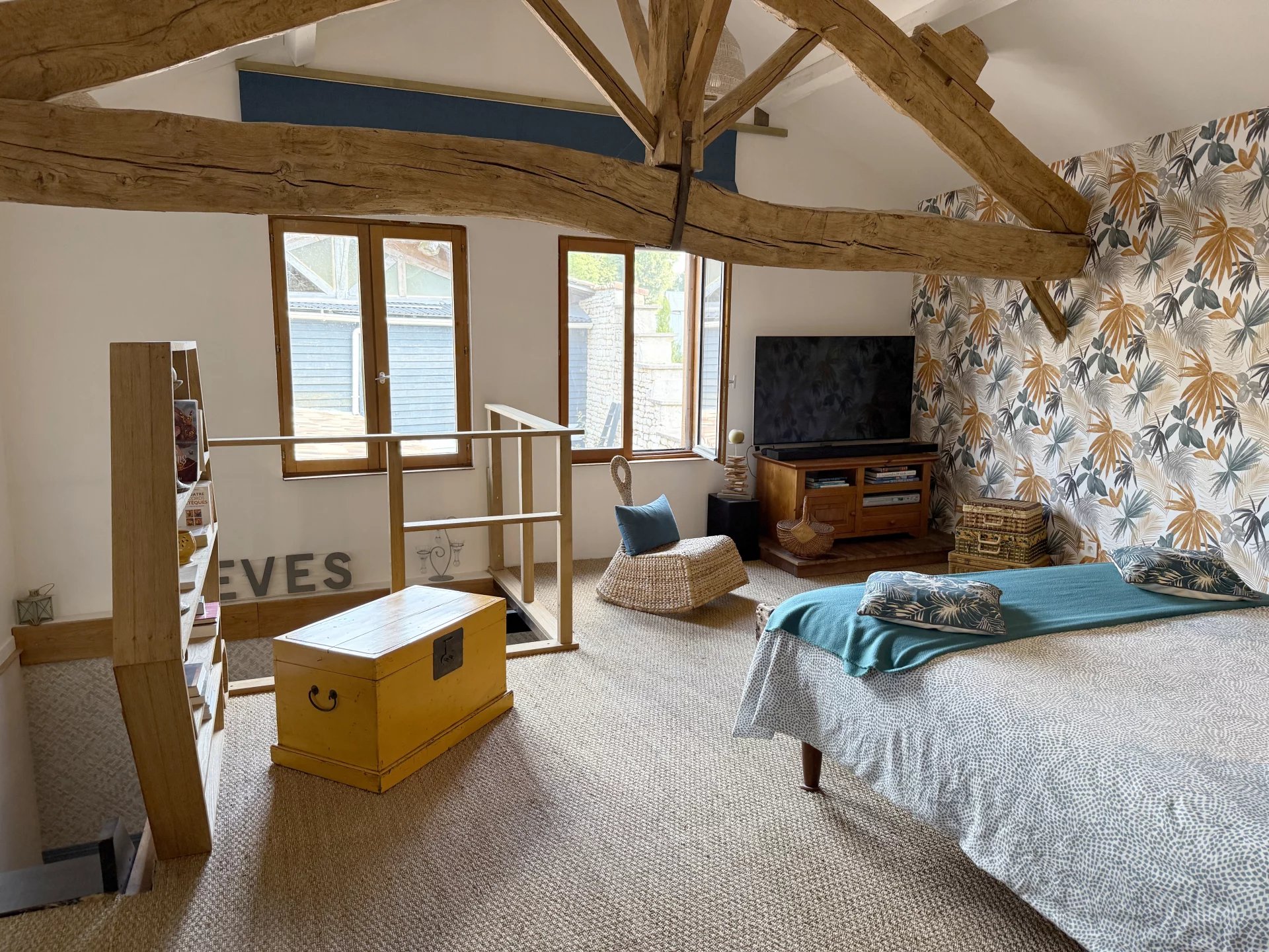 Beautiful spacious 4-bedroom home with attached large barn/Workshop, Poitou-Charentes – France – BVI82225