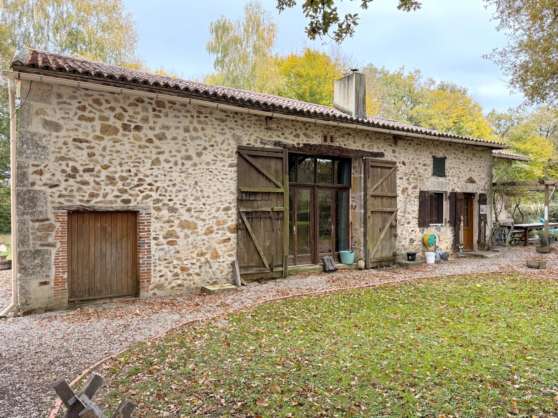 Charming stone home in a peaceful hamlet near Saulgond, Poitou-Charentes – France – BVI82636