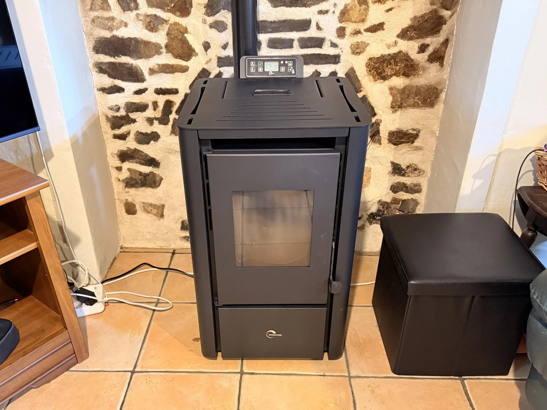 Charming stone home in a peaceful hamlet near Saulgond, Poitou-Charentes – France – BVI82636