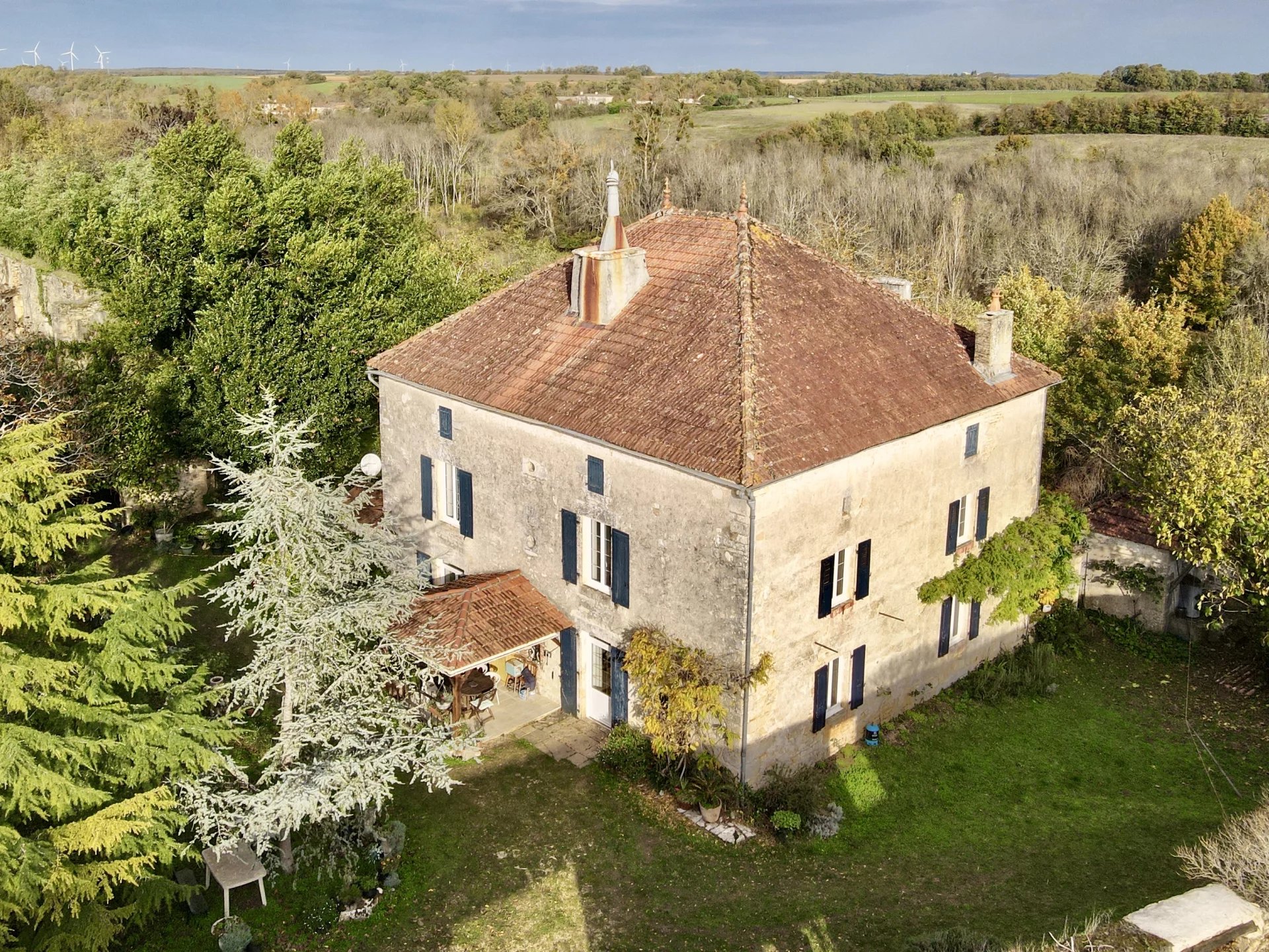 Historic home with pool and 3 gîtes with no near neighbours, Poitou-Charentes – France – BVI63598