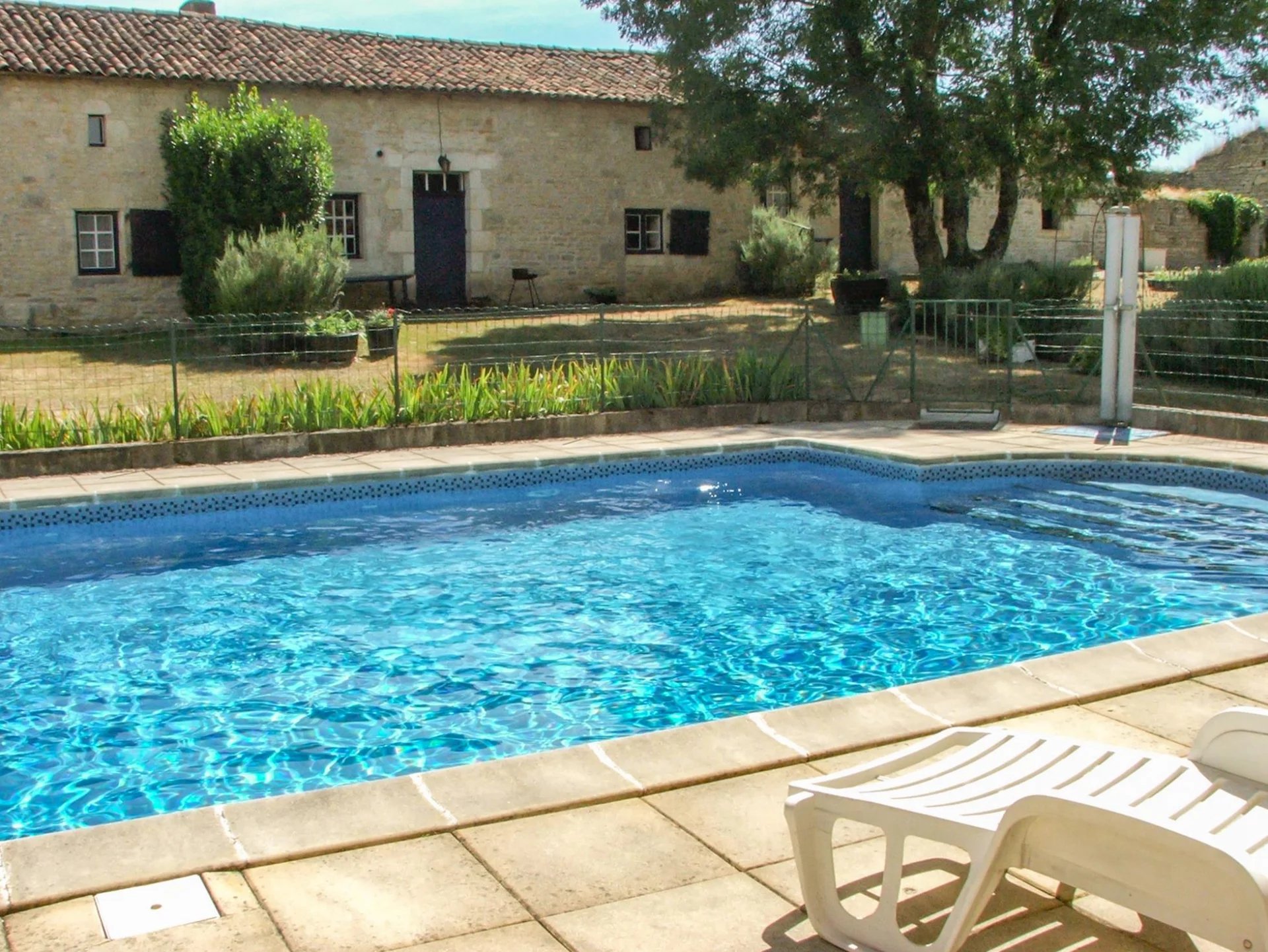 Historic home with pool and 3 gîtes with no near neighbours, Poitou-Charentes – France – BVI63598