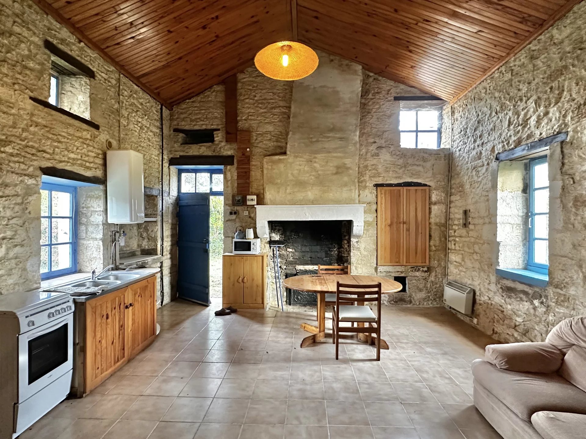 Historic home with pool and 3 gîtes with no near neighbours, Poitou-Charentes – France – BVI63598