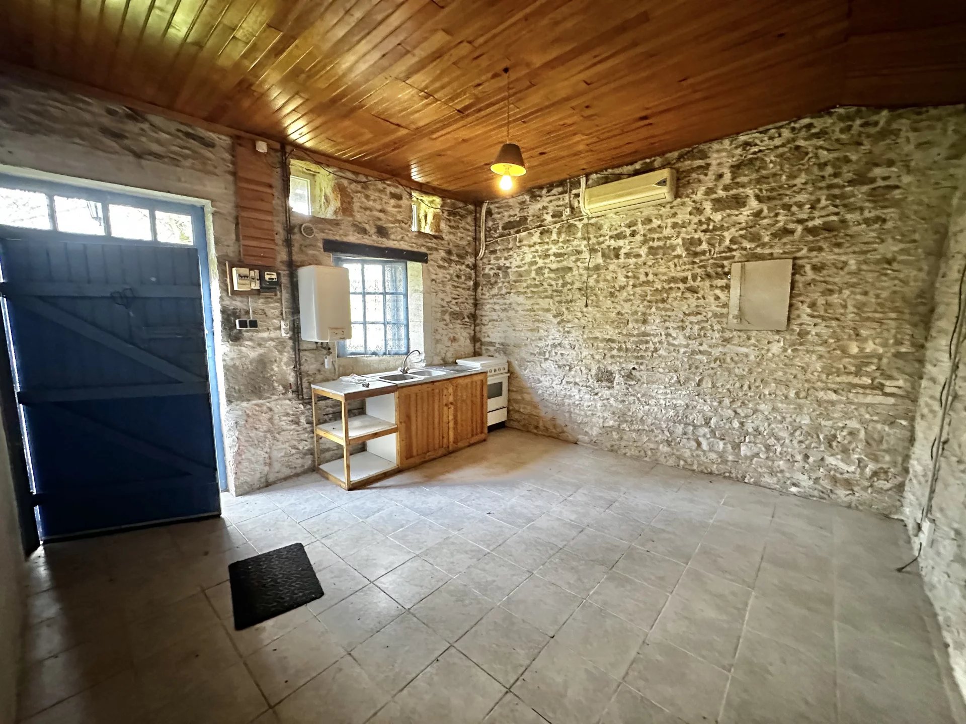 Historic home with pool and 3 gîtes with no near neighbours, Poitou-Charentes – France – BVI63598