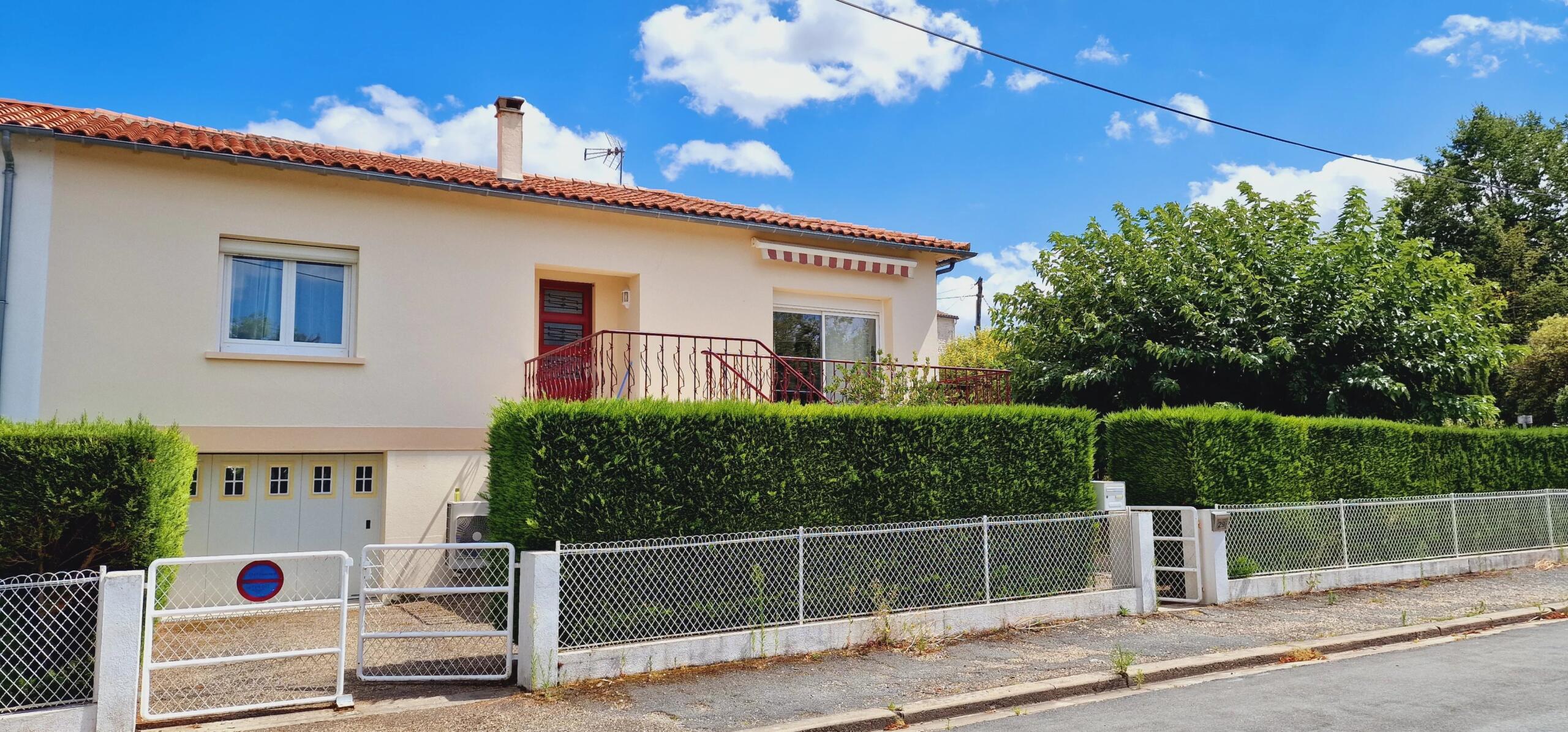 Immaculate 3/4  Bedroom house with garage and garden in central Eymet, Aquitaine – France – BVI71394