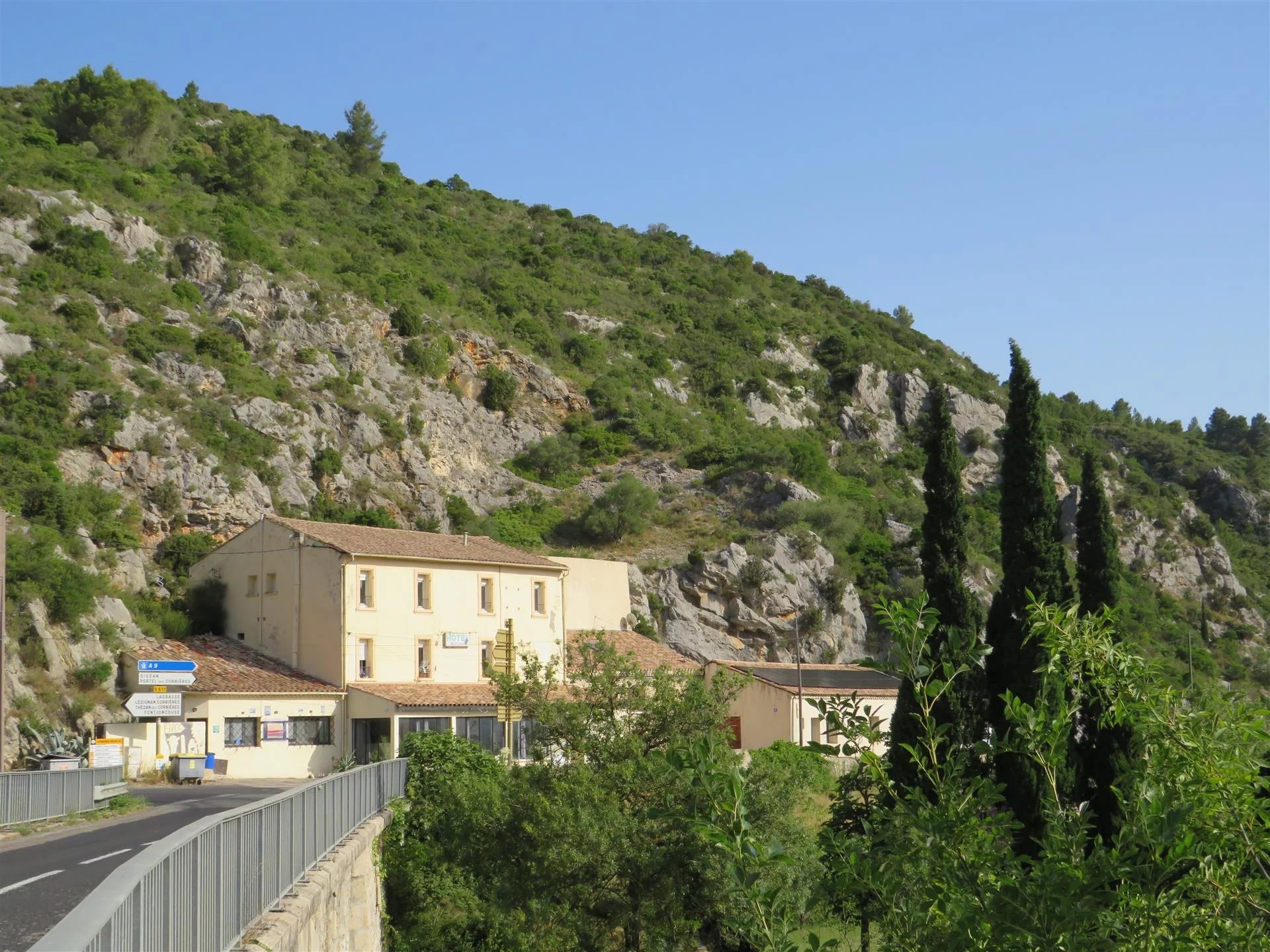 Near Narbonne: Eco riverside property with 9 bedrooms, panaromic views and land, Languedoc-Roussillon – France – BVI83443
