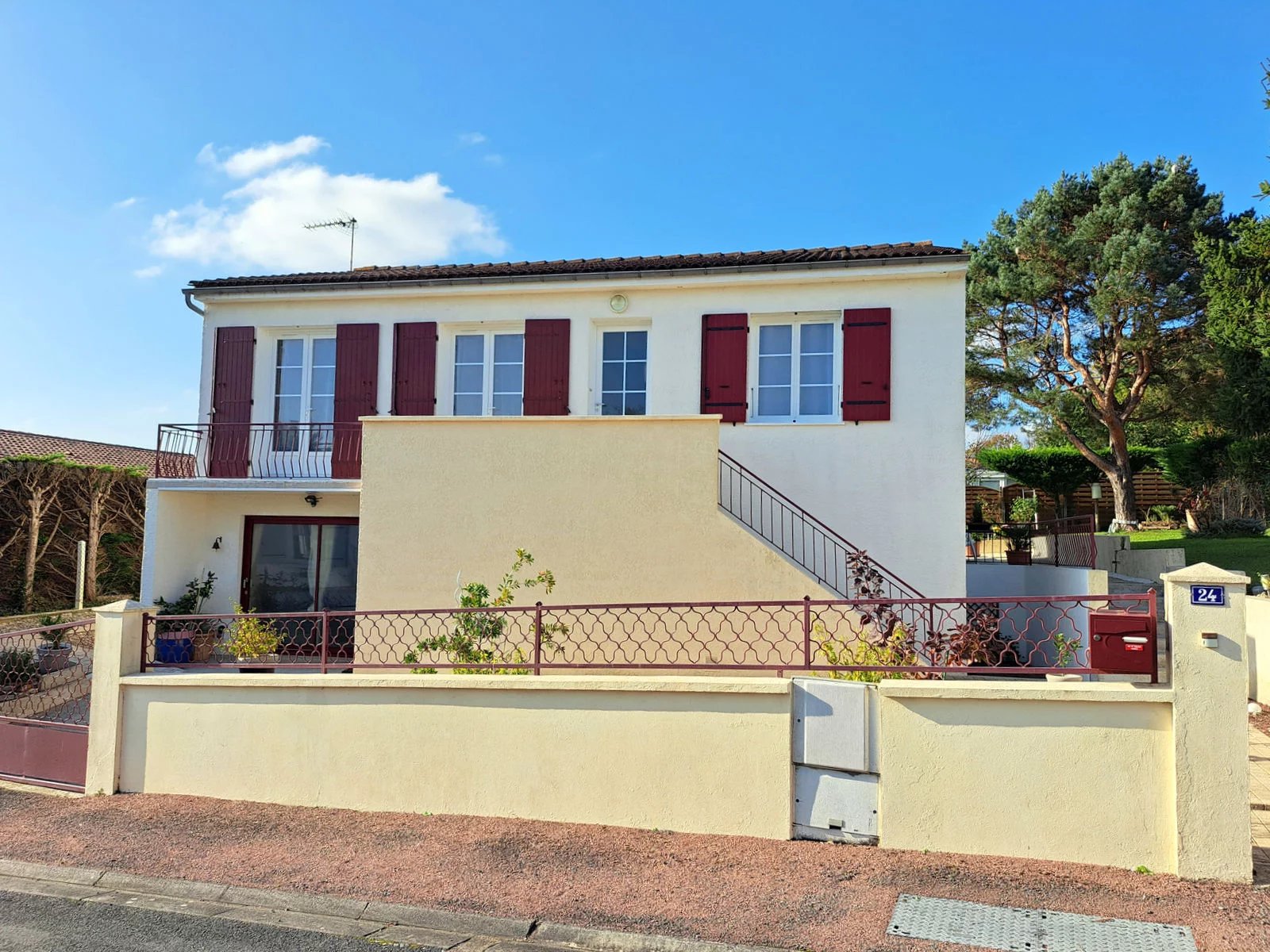 Lovely house with Income Potential – walking distance of Saintes, Poitou-Charentes – France – BVI78325