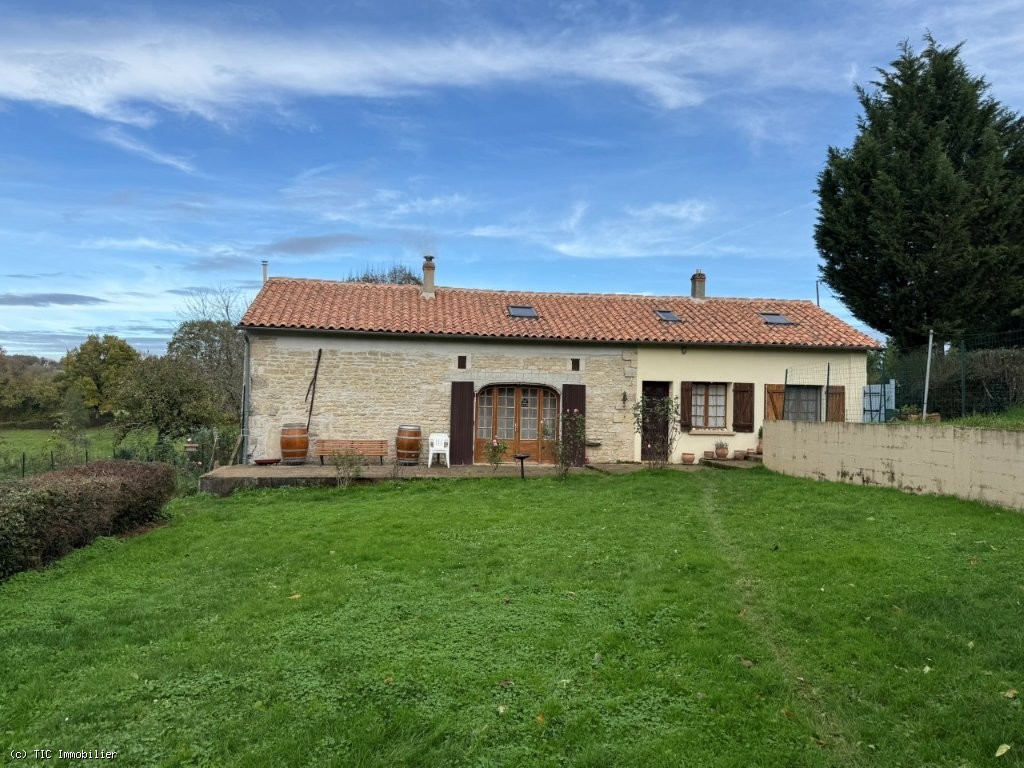 2 bedroom House in Nanteuil-En-Vallee, Nanteuil-En-Vallée, France – r7395