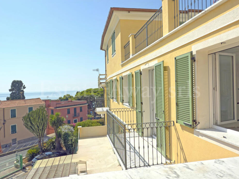 E1328 Newly built three-room apartment with a 120 sq m terrace in the historic center of Bordighera, Italy