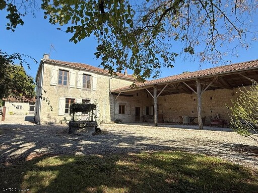 5 bedroom House in Verteuil-Sur-Charente, France – r7386