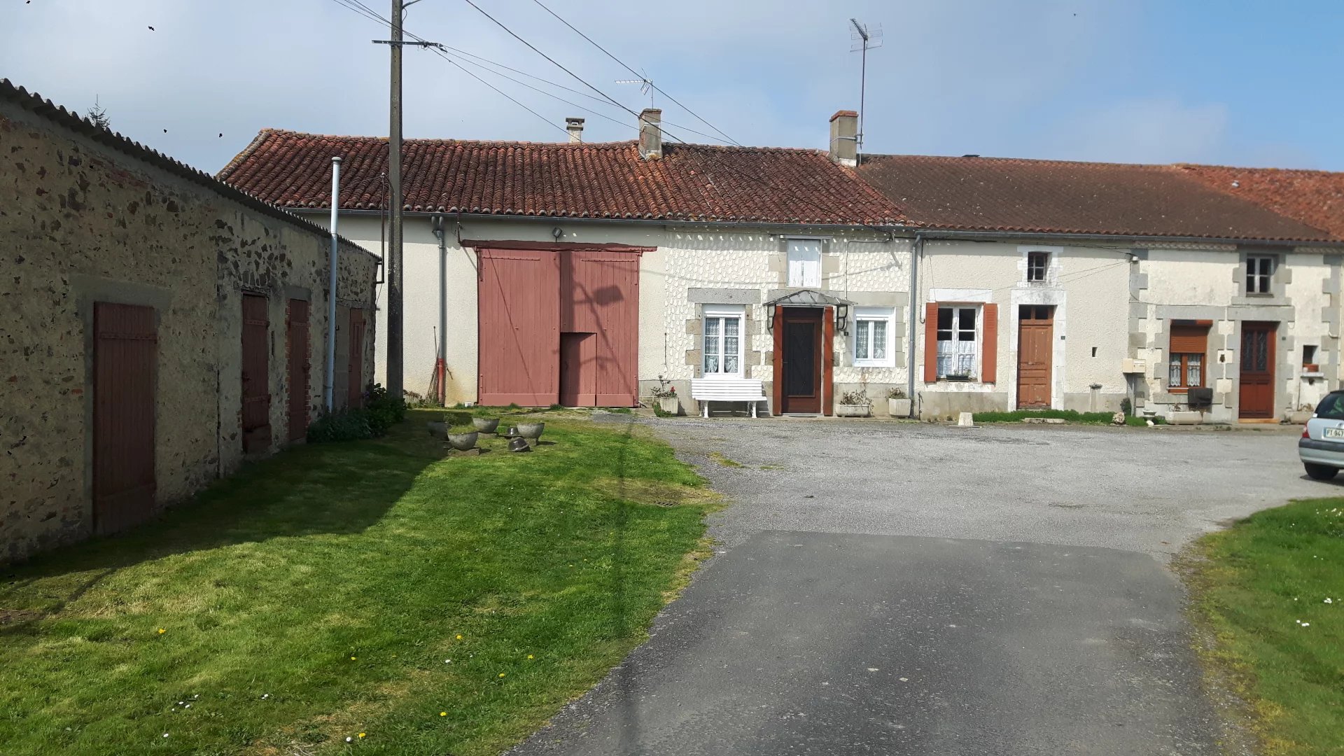 Hamlet of 3 houses and barns, with 5 hectares of land, Limousin – France – BVI77126