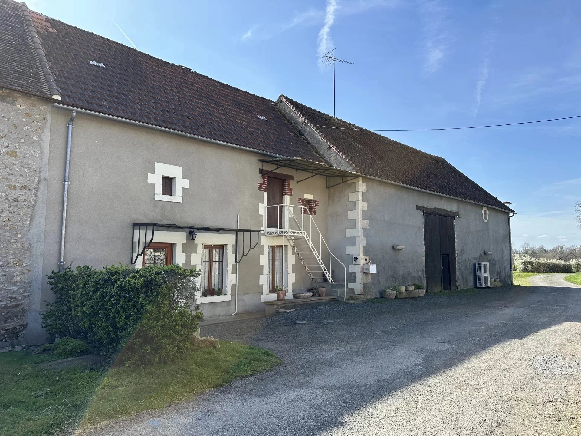 Semi-detached house with diverse outbuildings and 4000m² of land, Poitou-Charentes – France – BVI83399