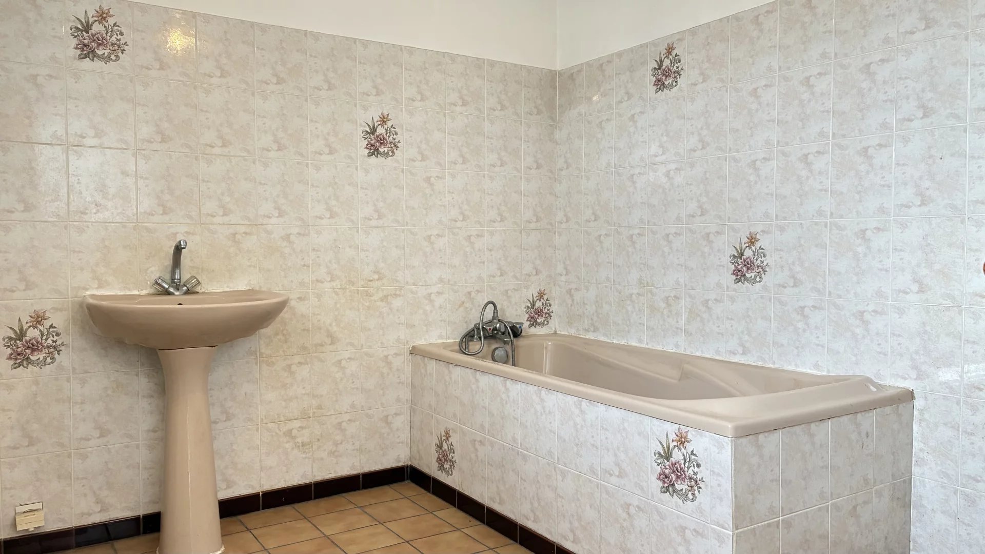 Semi-detached house with diverse outbuildings and 4000m² of land, Poitou-Charentes – France – BVI83399