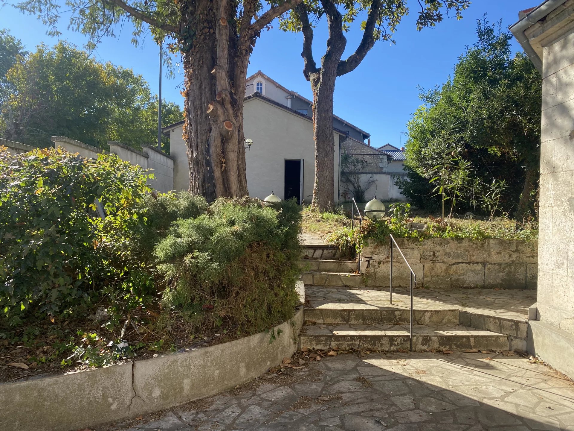 Substantial Stone Townhouse with Walled Garden and Double Garage – Prime Location in Ribérac, Aquitaine – France – BVI79792