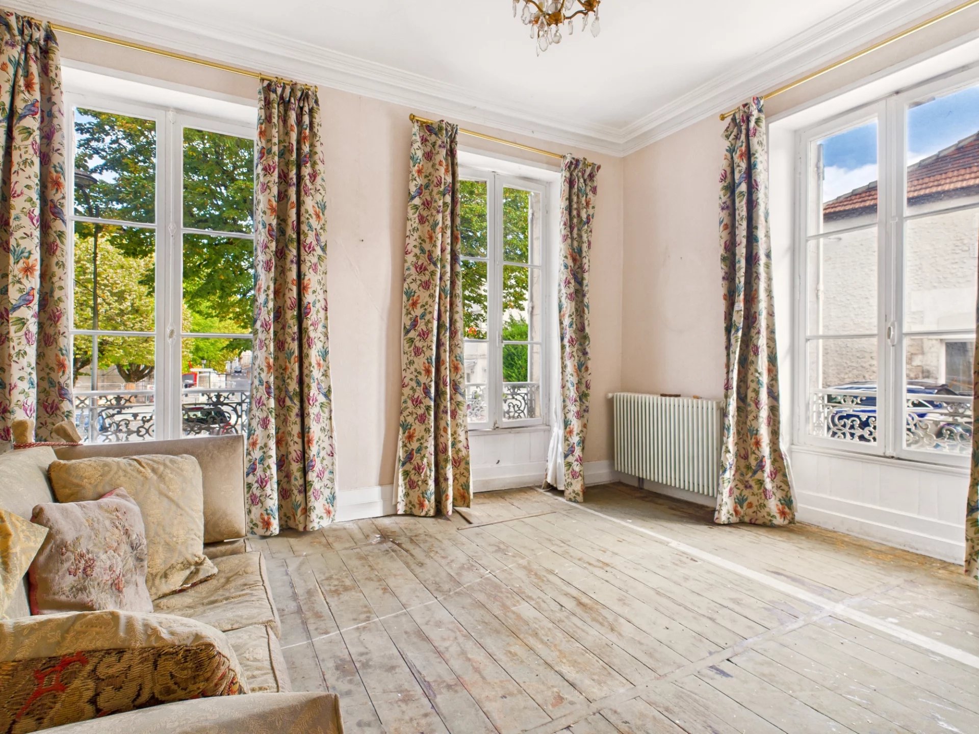 Substantial Stone Townhouse with Walled Garden and Double Garage – Prime Location in Ribérac, Aquitaine – France – BVI79792