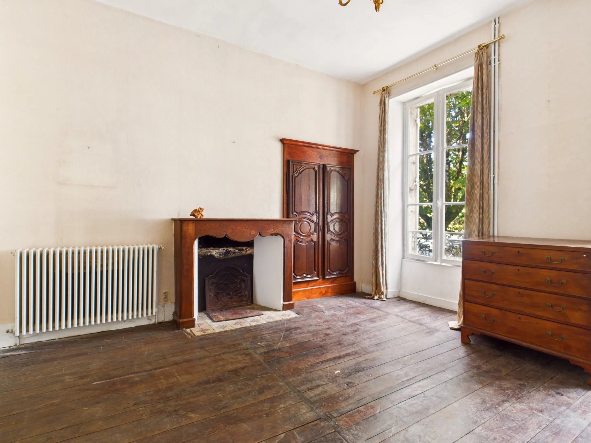 Substantial Stone Townhouse with Walled Garden and Double Garage – Prime Location in Ribérac, Aquitaine – France – BVI79792