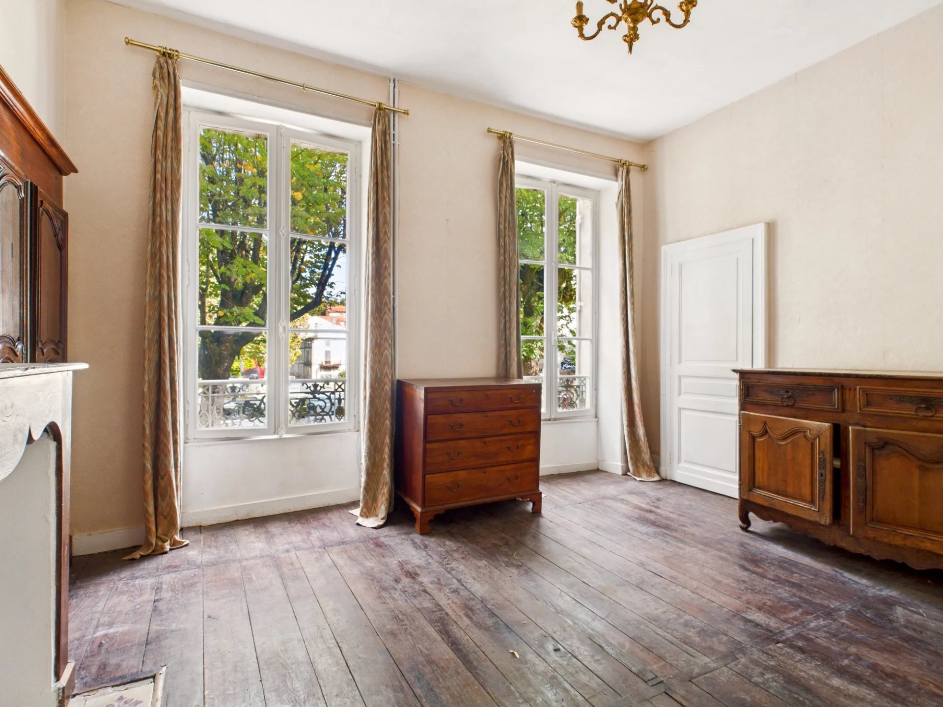 Substantial Stone Townhouse with Walled Garden and Double Garage – Prime Location in Ribérac, Aquitaine – France – BVI79792