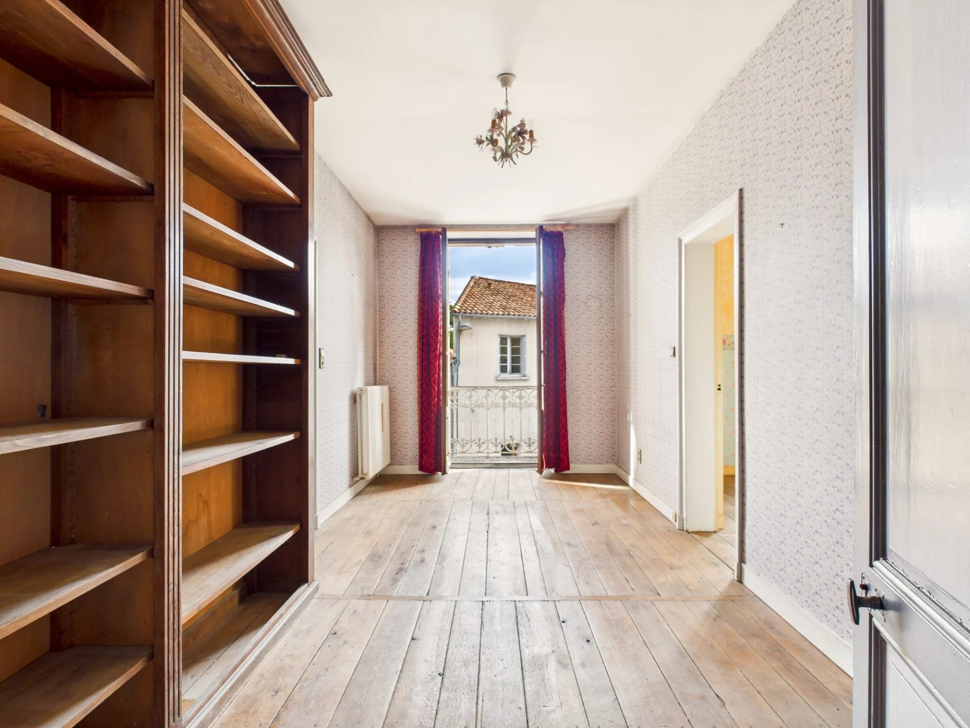 Substantial Stone Townhouse with Walled Garden and Double Garage – Prime Location in Ribérac, Aquitaine – France – BVI79792