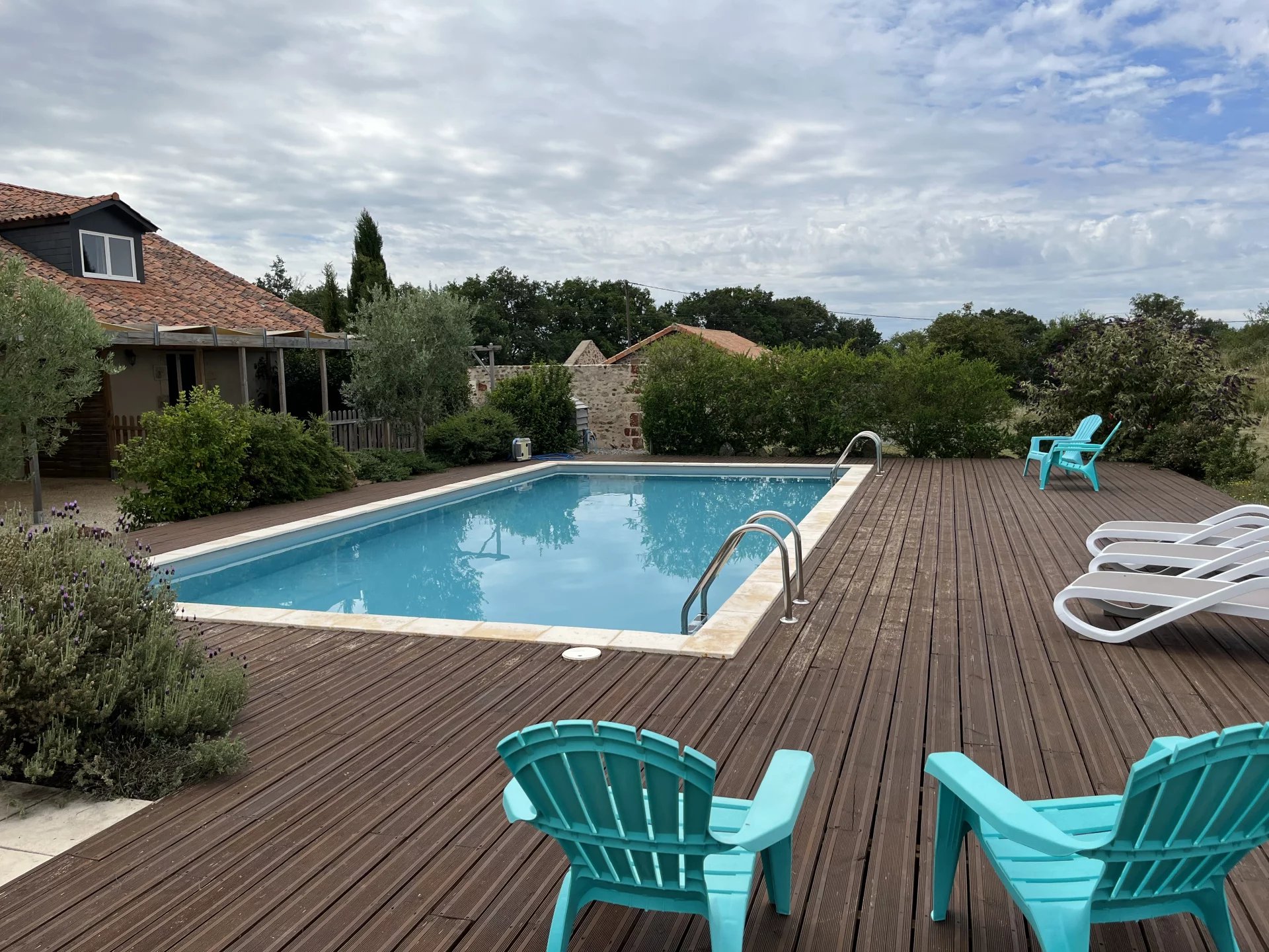 Stunning ! 14 bedrooms with pool, central location close to beach & mountains, Poitou-Charentes – France – BVI59514