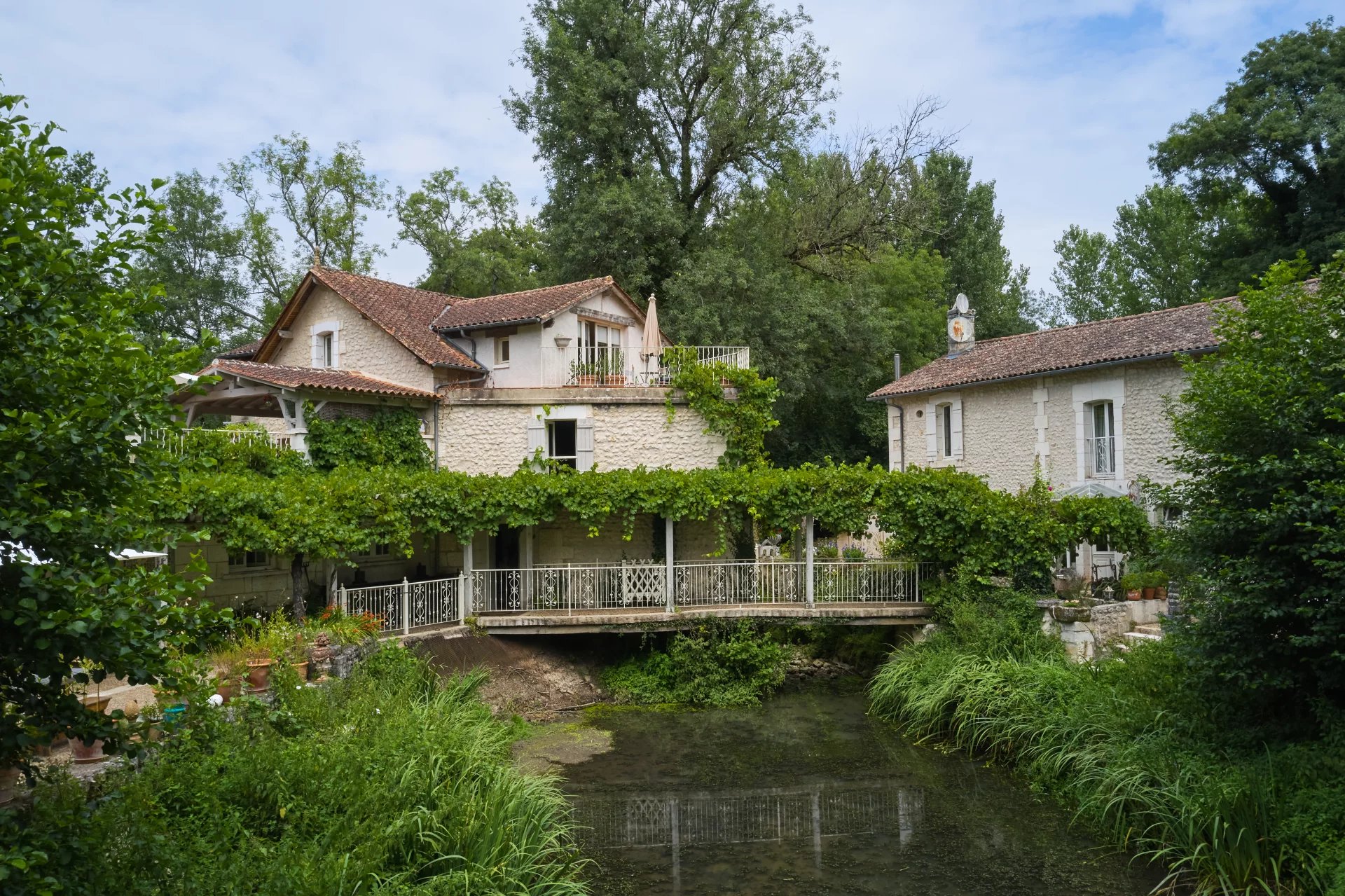 Extraordinary Mill property with three luxury guest suites, Aquitaine – France – BVI76534