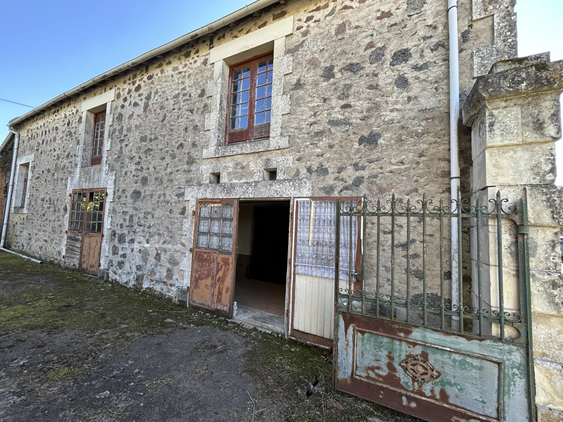 Impressive Property with Outstanding Potential – Habitable While You Renovate, Poitou-Charentes – France – BVI83667