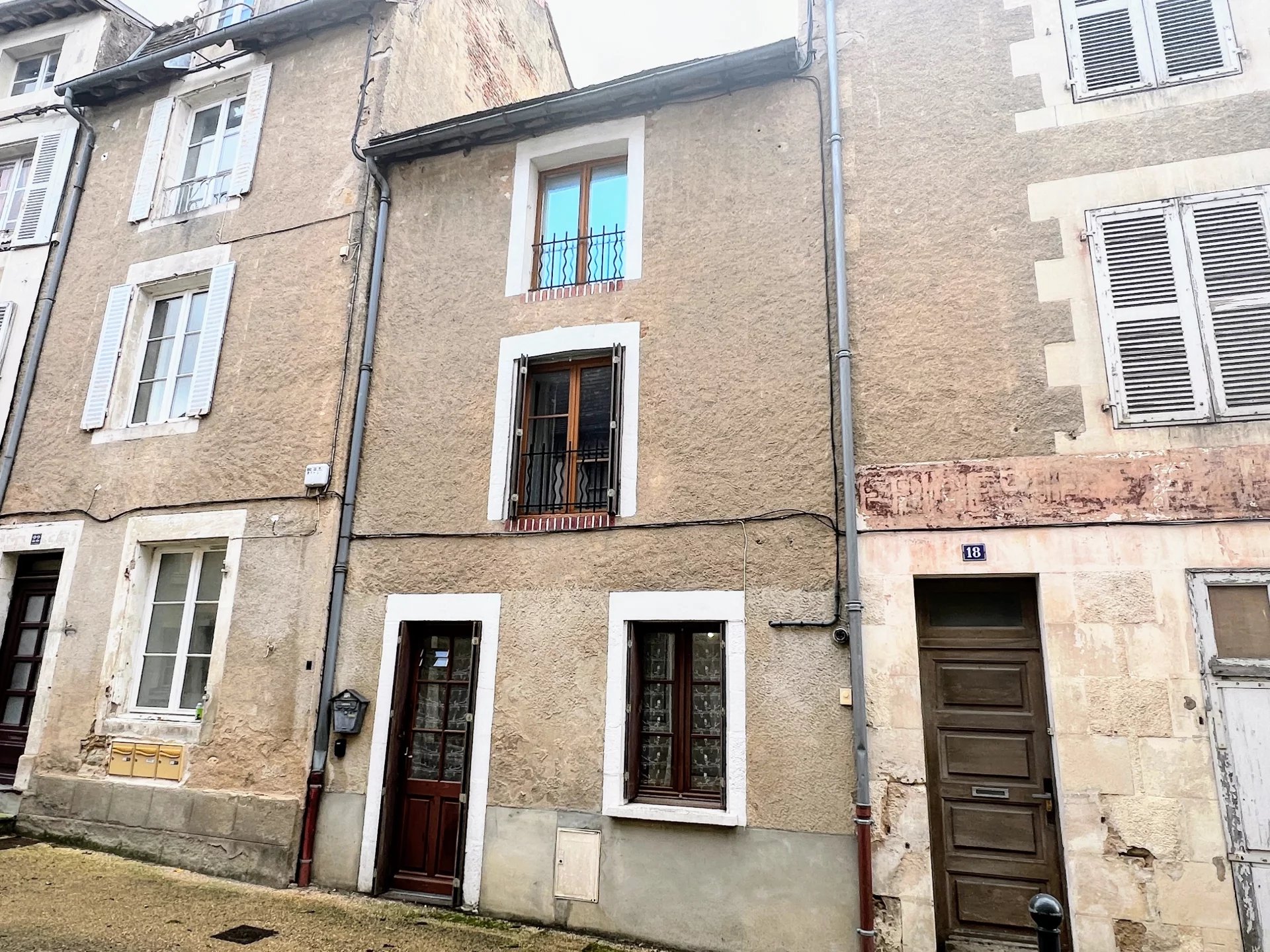 Fantastic town location, renovated with style, just turn the key and relax!!, Poitou-Charentes – France – BVI83420