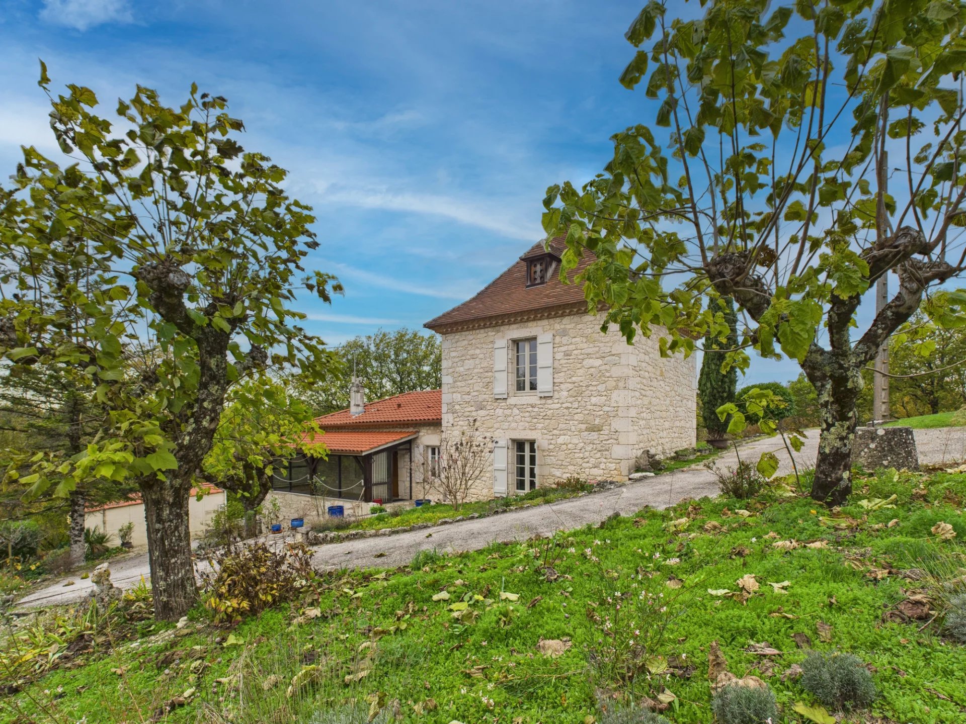 Stone house with large plot in Montaigu-de-Quercy, Midi-Pyrénées – France – BVI77572