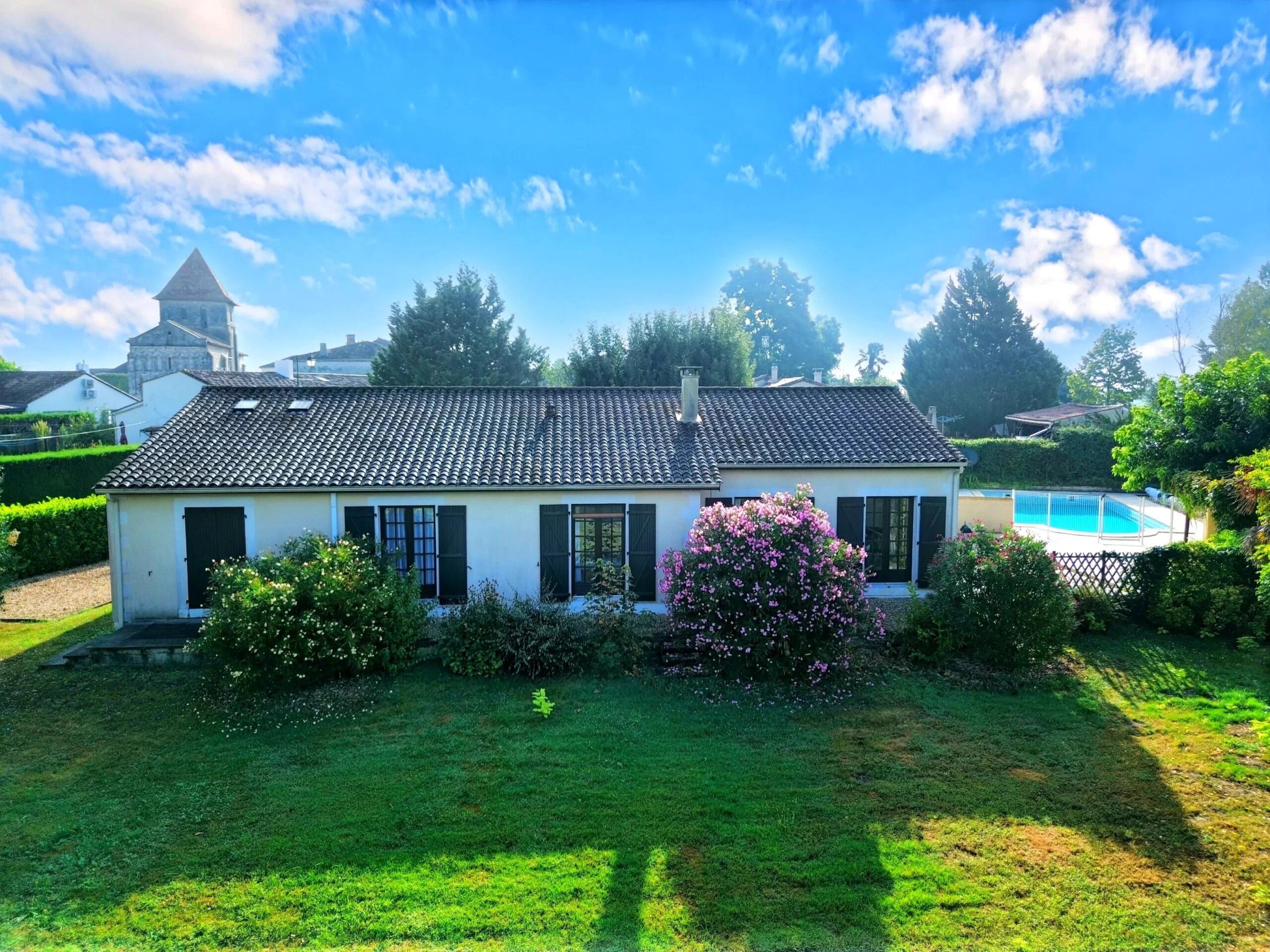 Immaculately presented 3-4 bedroom village home with pool, Aquitaine – France – BVI76830