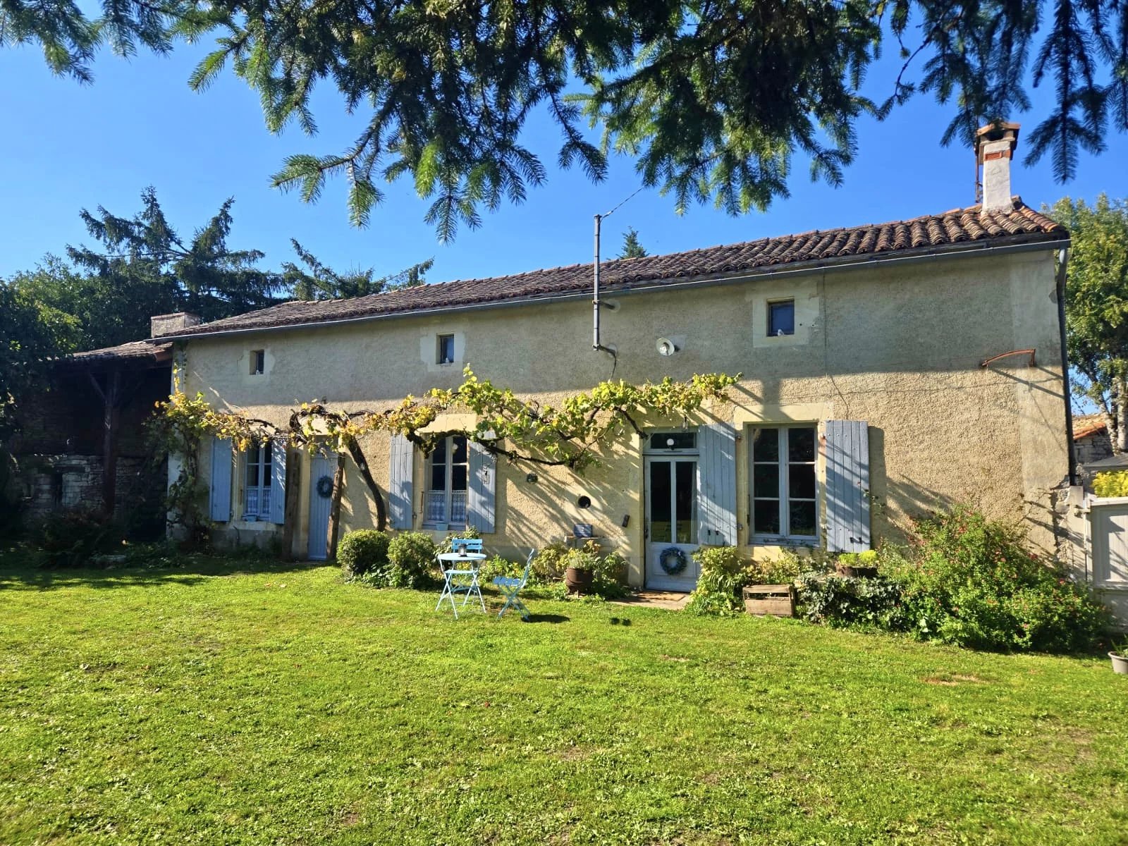 This gorgeous property in a magnificent setting, Poitou-Charentes – France – BVI83361
