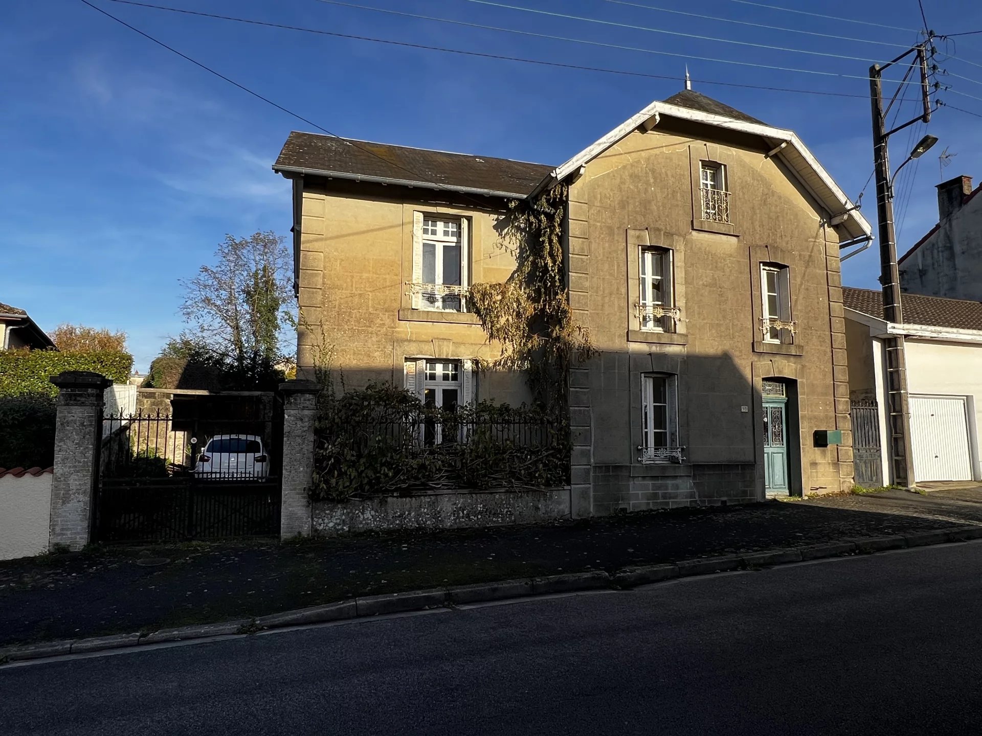Imposing detached house in centre of the lively town for renovation, Limousin – France – BVI83691