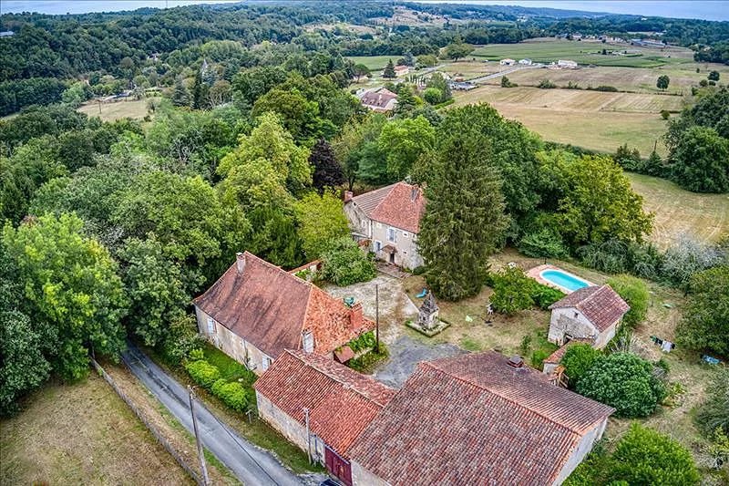 Historic estate with two houses, nearly 3Ha of land,  barn, pool, Aquitaine – France – BVI83620