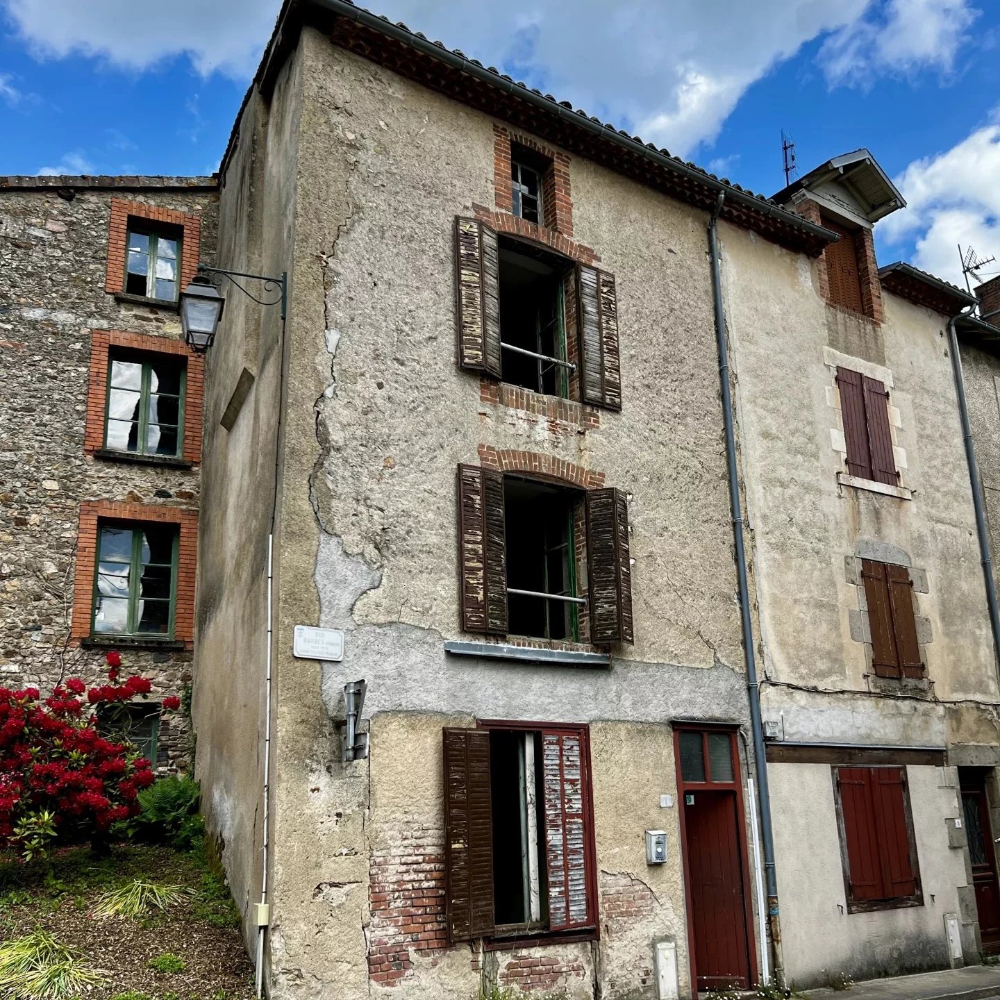 Small Townhouse with Renovation Potential – Heart of Historic Bellac, Limousin – France – BVI82202