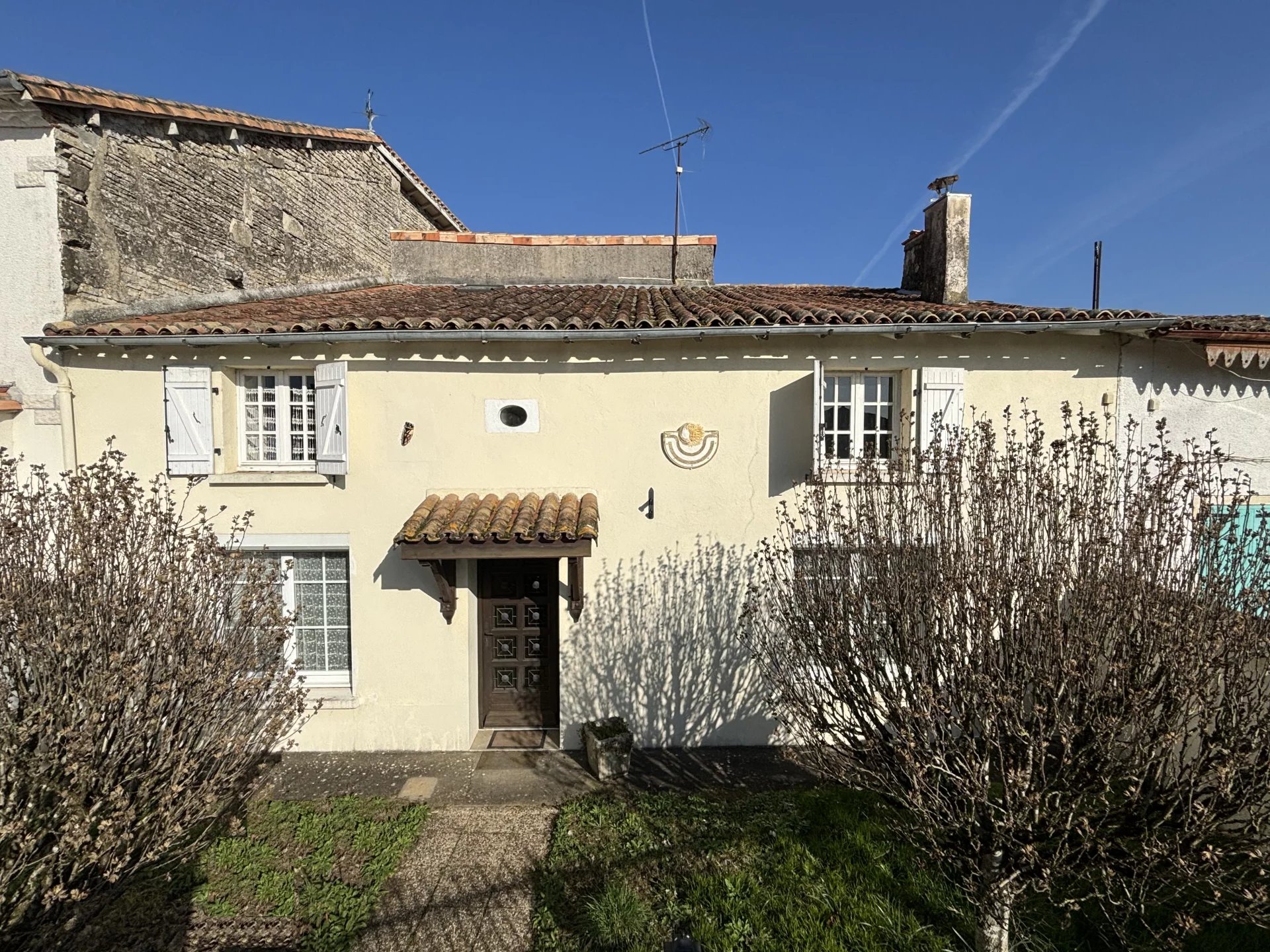 3 bed town house with private garden, garage, large outbuilding and gated driveway, Poitou-Charentes – France – BVI73402