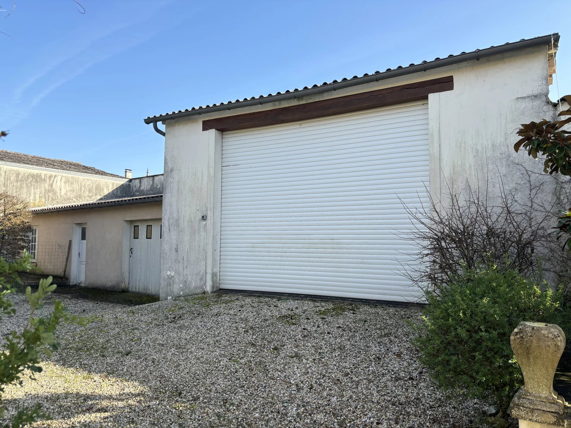 3 bed town house with private garden, garage, large outbuilding and gated driveway, Poitou-Charentes – France – BVI73402