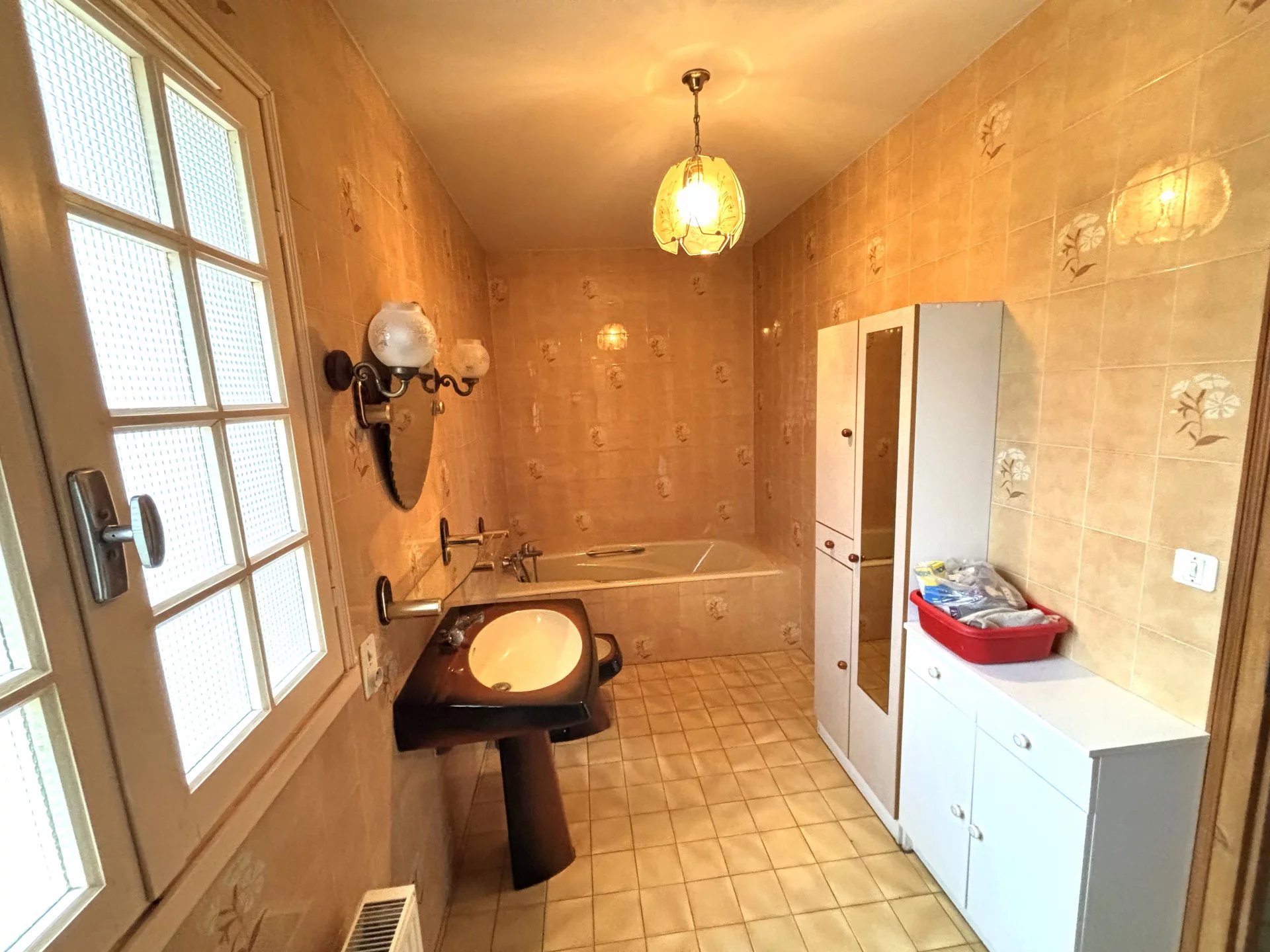 3 bed town house with private garden, garage, large outbuilding and gated driveway, Poitou-Charentes – France – BVI73402