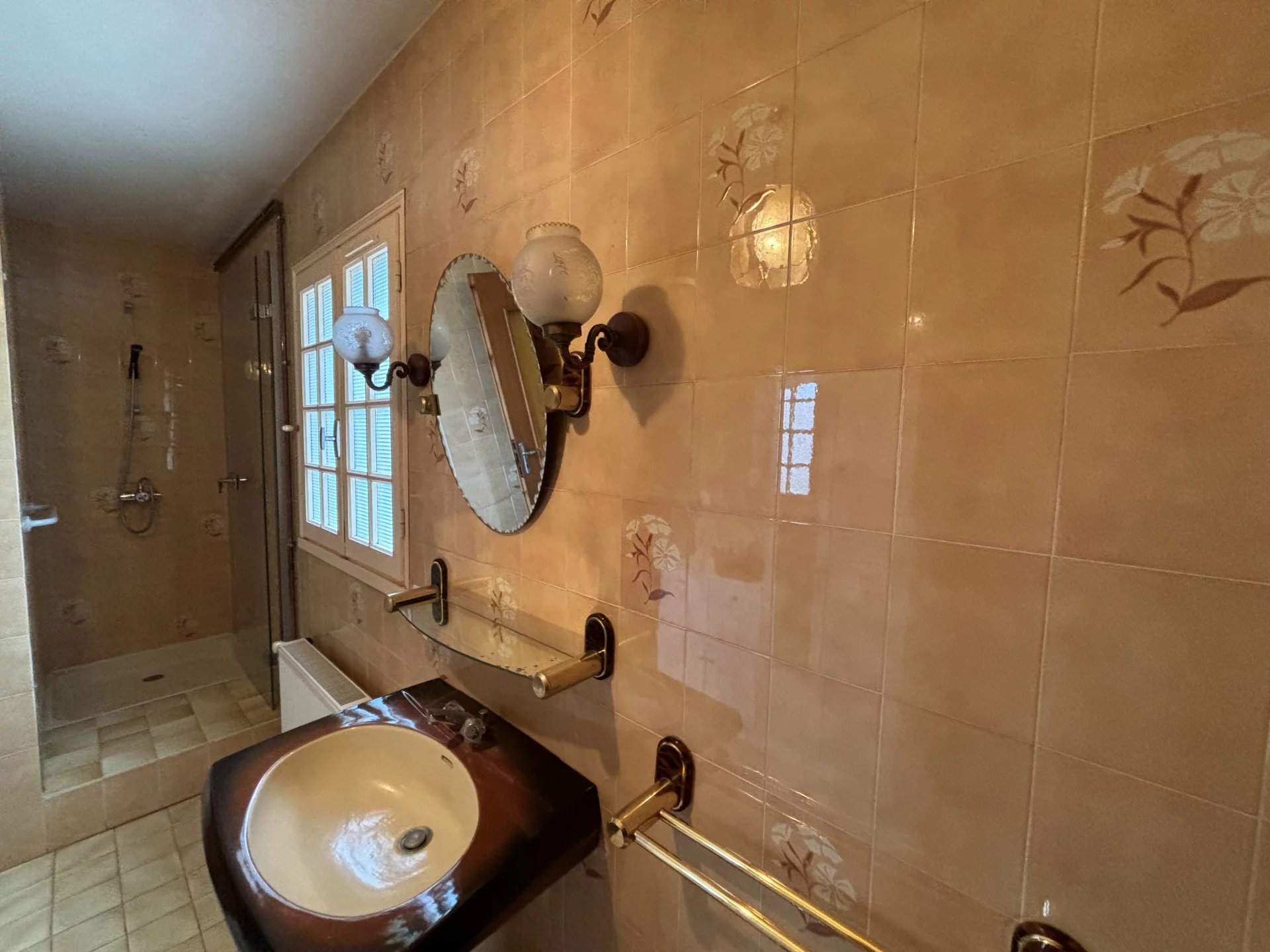 3 bed town house with private garden, garage, large outbuilding and gated driveway, Poitou-Charentes – France – BVI73402