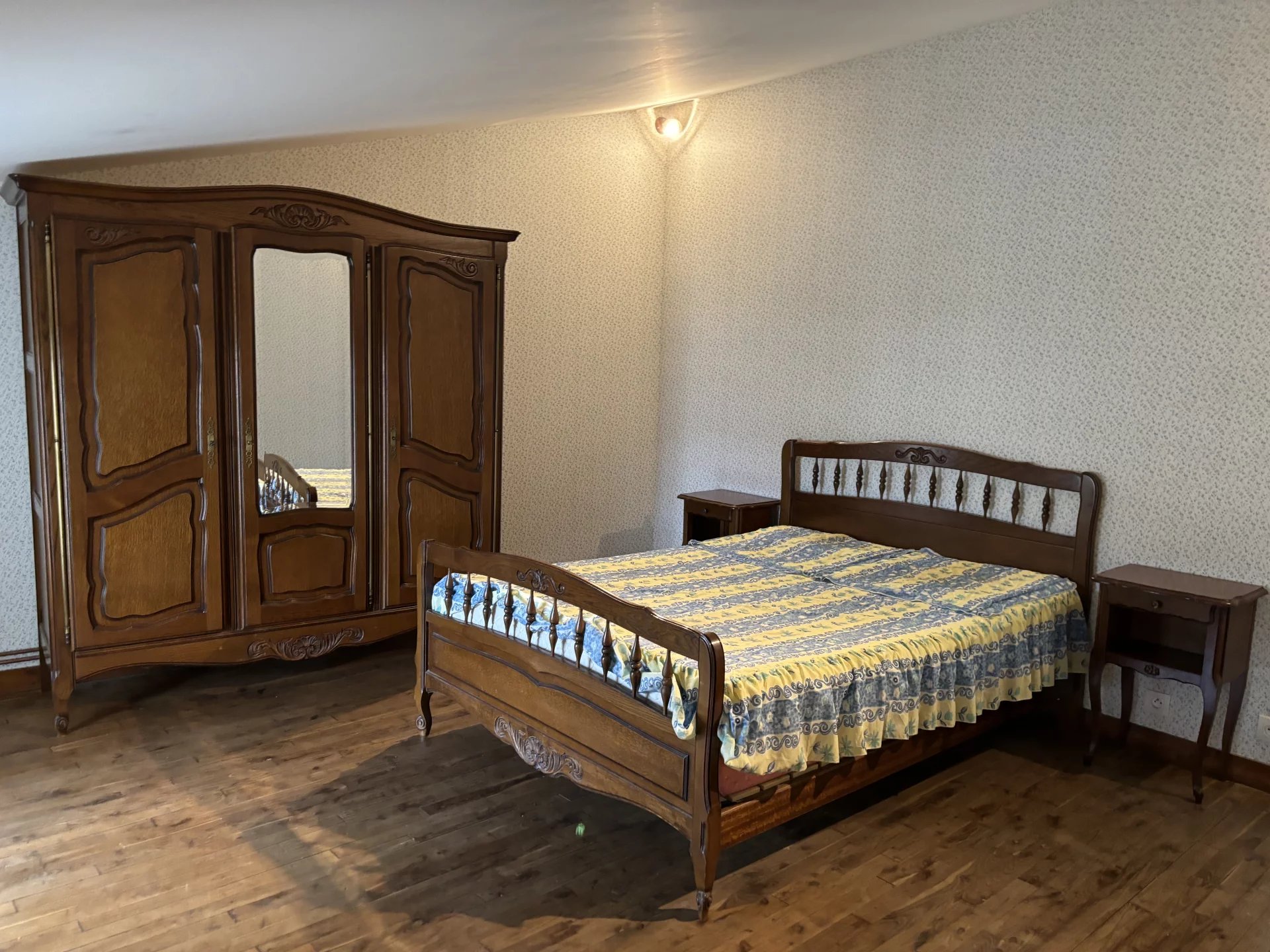 3 bed town house with private garden, garage, large outbuilding and gated driveway, Poitou-Charentes – France – BVI73402