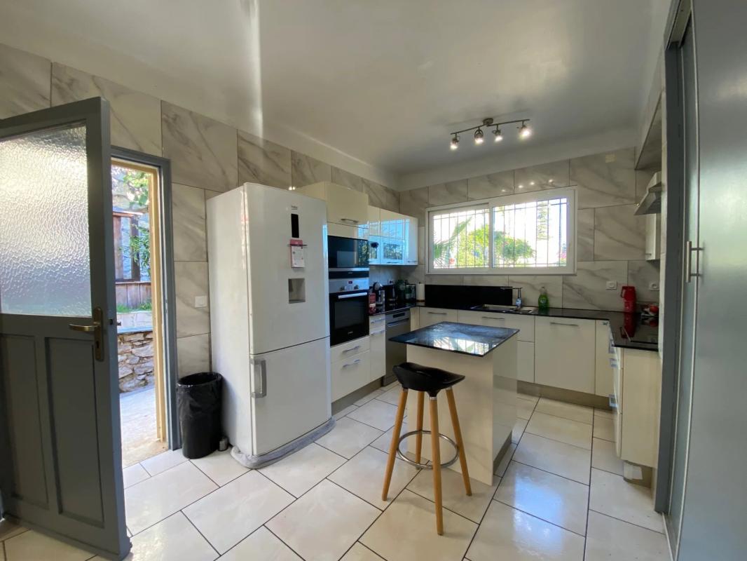 5 bedroom villa in Vallauris, Alpes-Maritimes, France – 12030395102