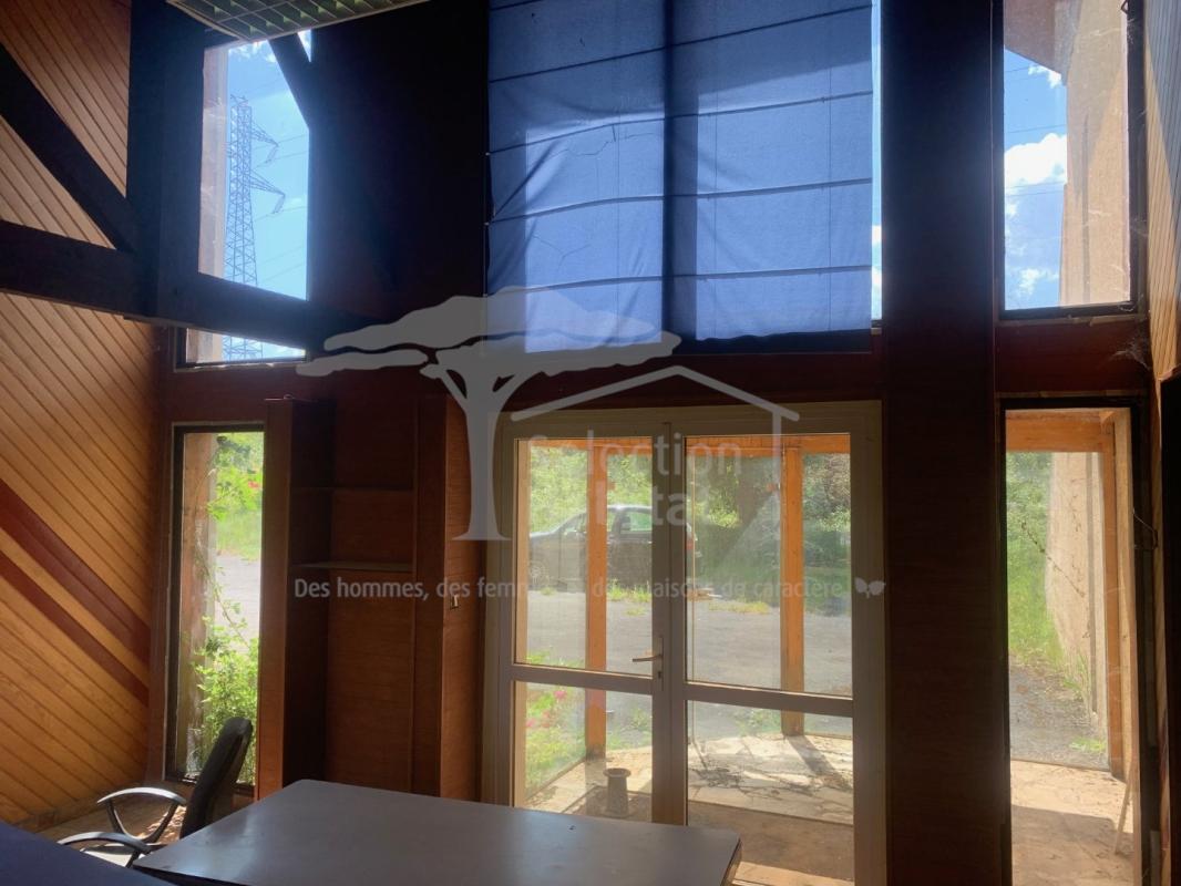 bureau in Malemort Sur Correze, Corrèze, France – F248124C6FEC47C9